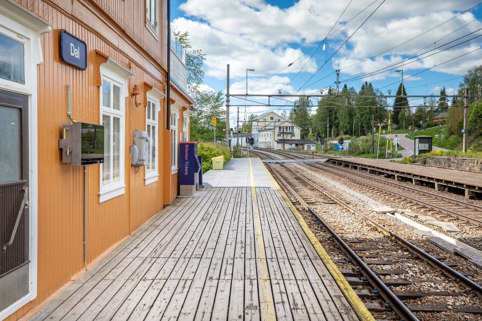 Dal stasjon har hyppige togavganger mot Oslo og gardermoen. Galleribilde