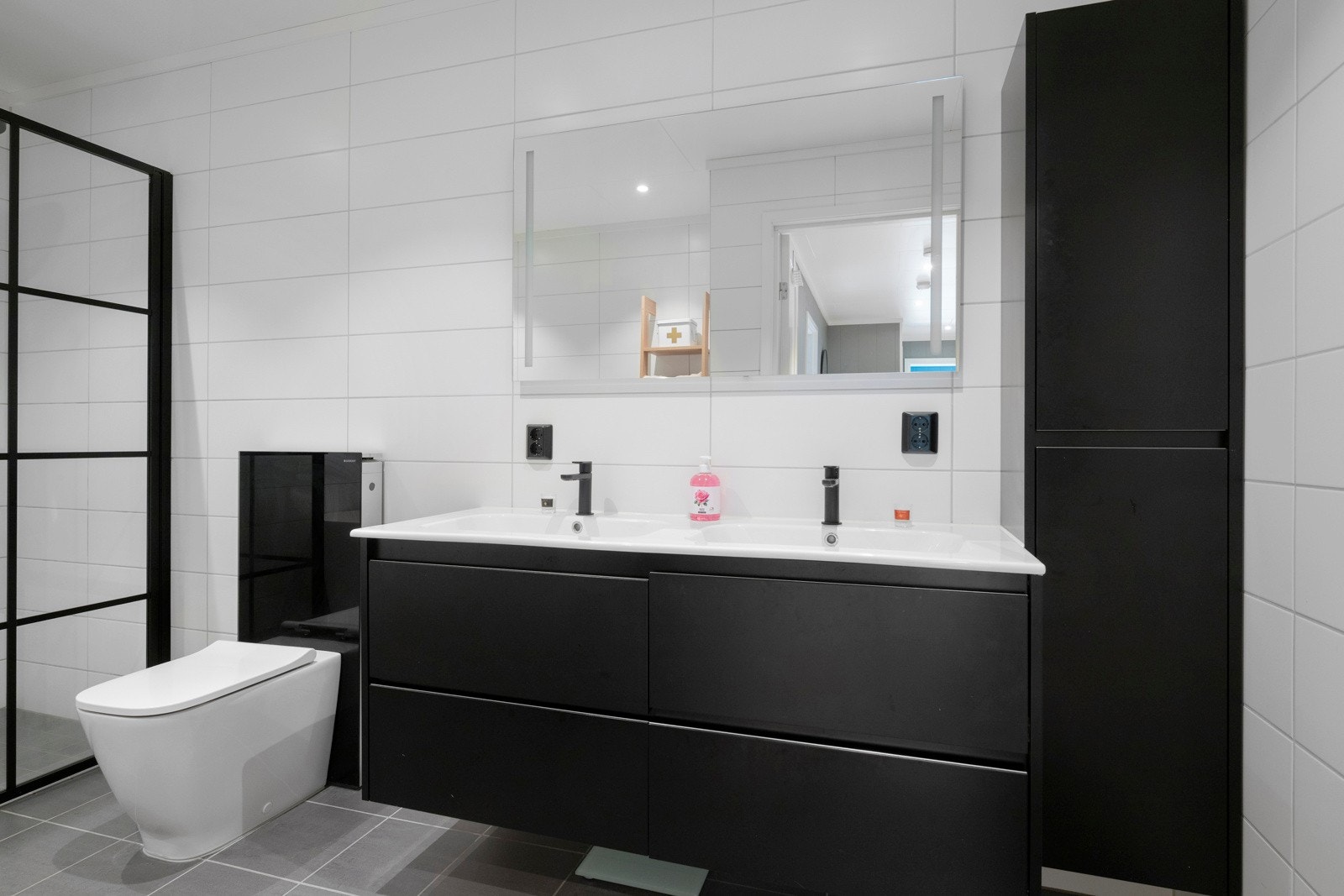 Romslig og delikat baderom med praktisk plassering til soverommene. Galleribilde