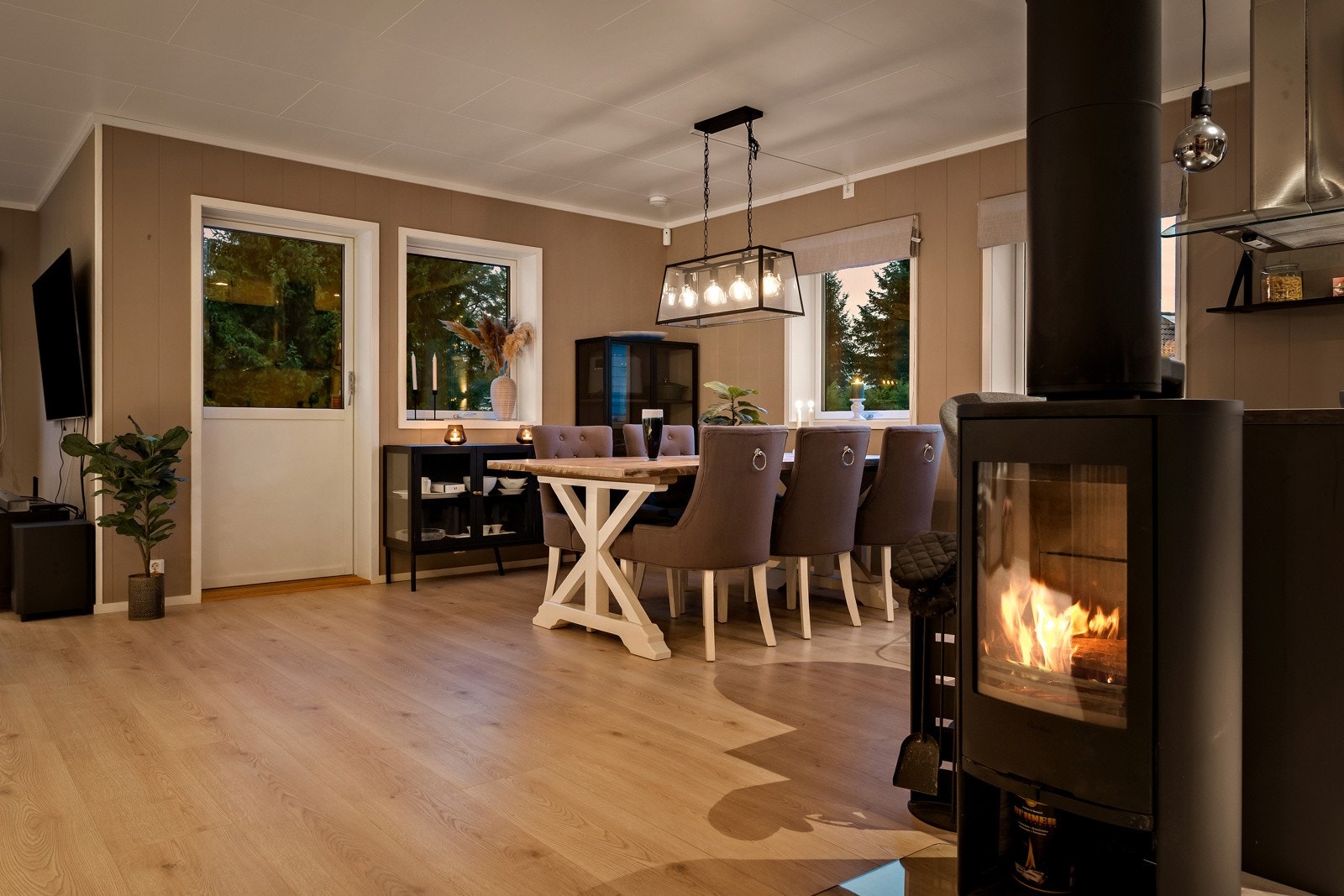 Rommet har slitesterkt laminatgulv, vegger malt i rolig farge og downlightsbelysning. Galleribilde