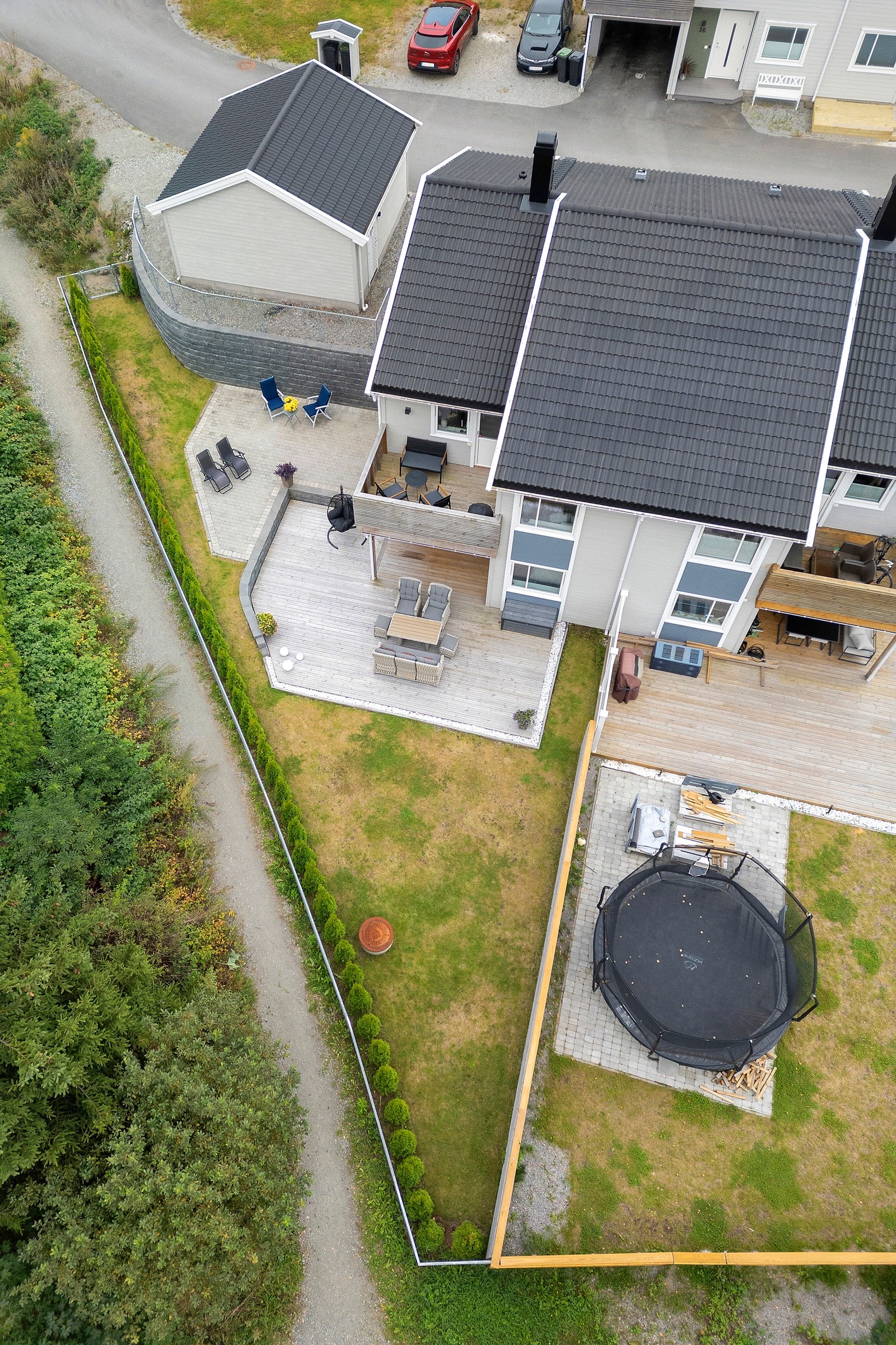 Boligen har et stort og inngjerdet uteområde som passer ypperlig for barnefamilier. Galleribilde