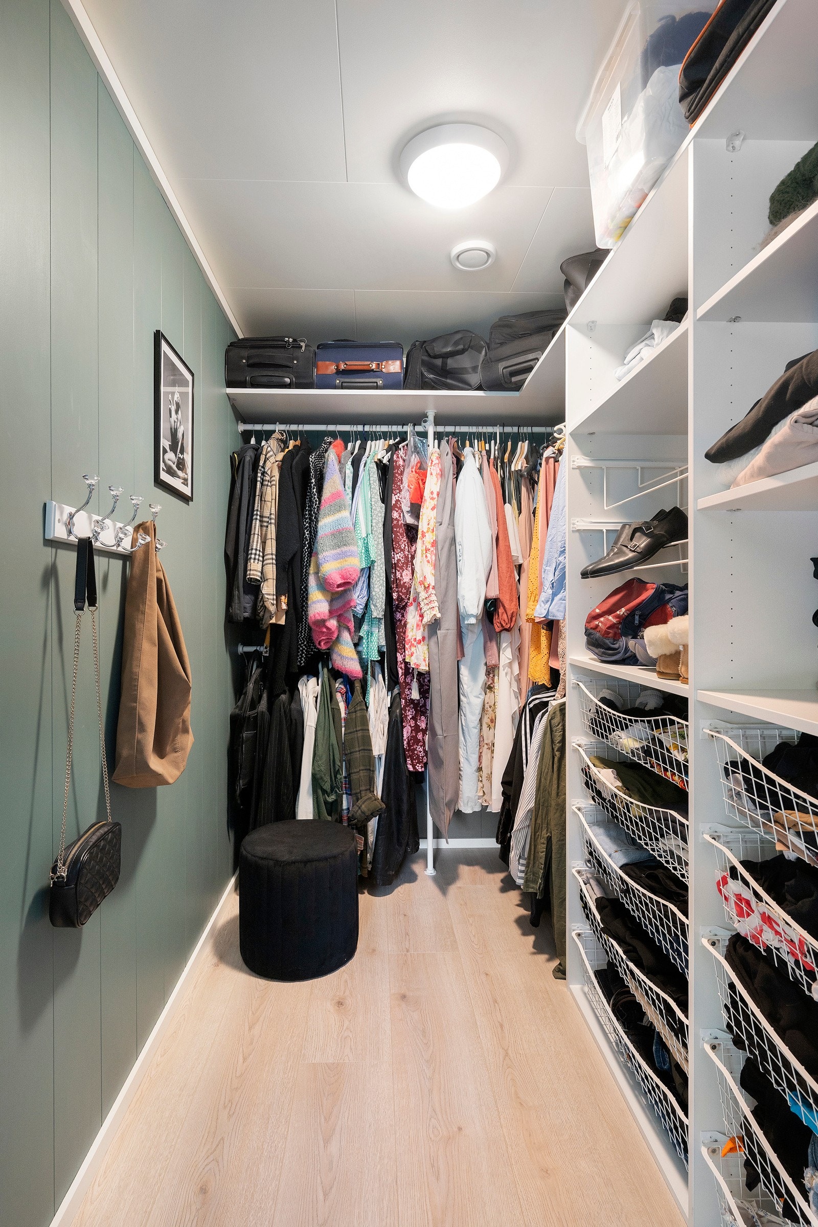 Walk-in med plassbygget innredning. Galleribilde