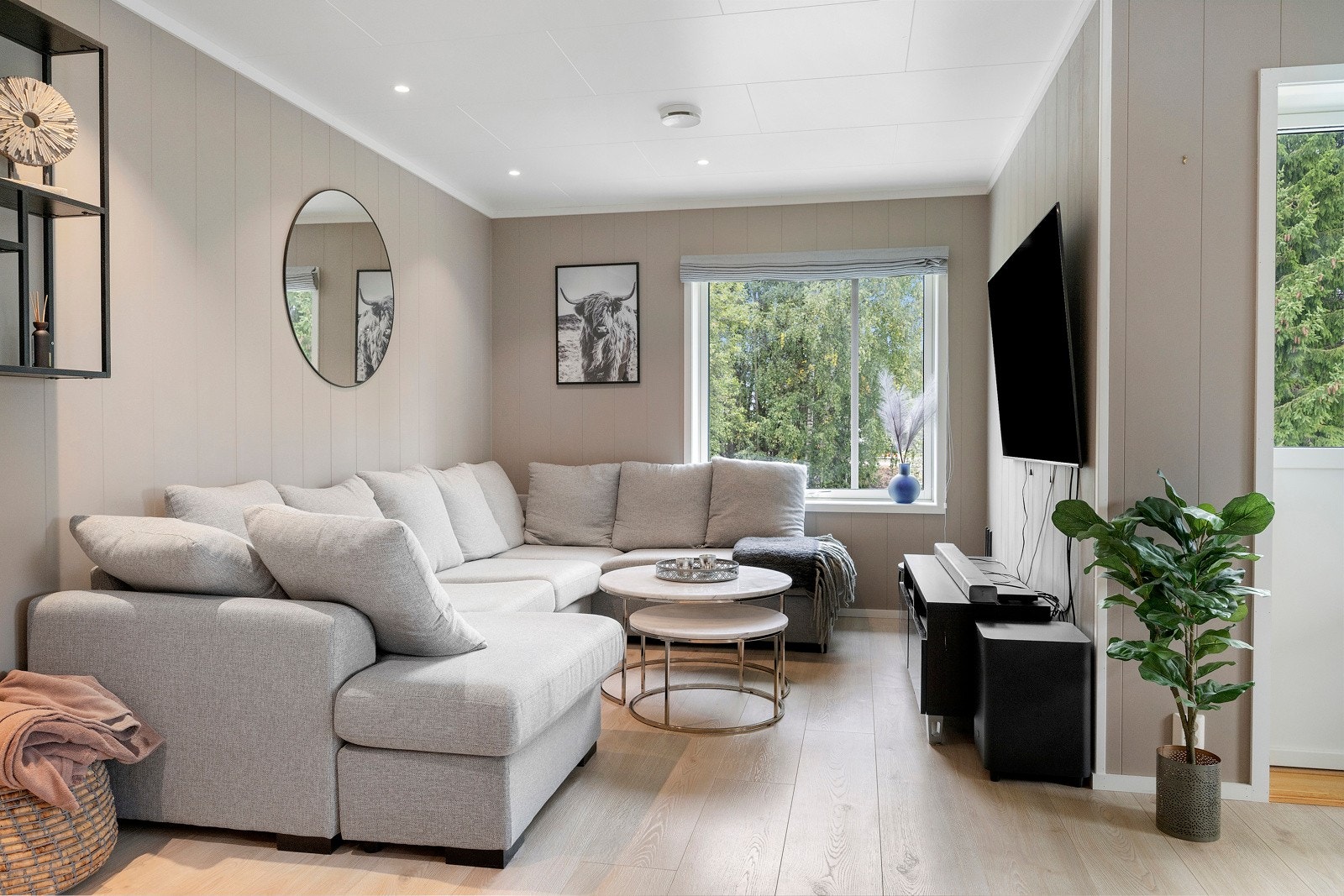 Allrommet har plass til ulike soner. Gulvvarme i hele etasjen. Galleribilde