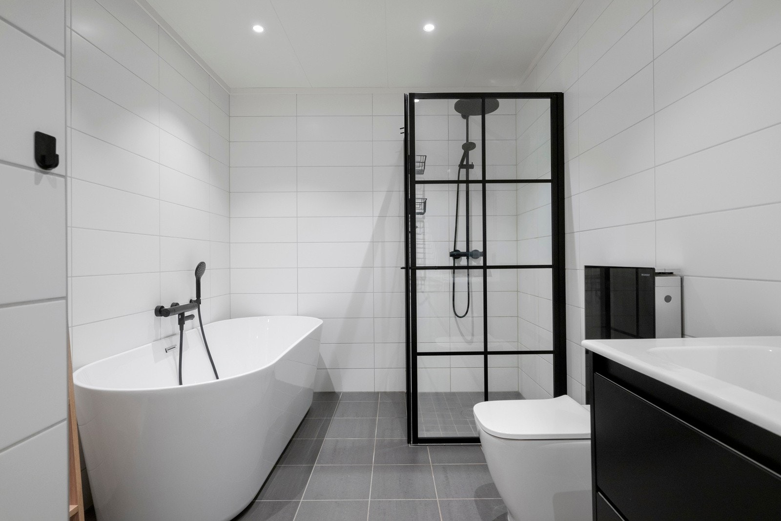 Badet har både badekar og dusj. Galleribilde