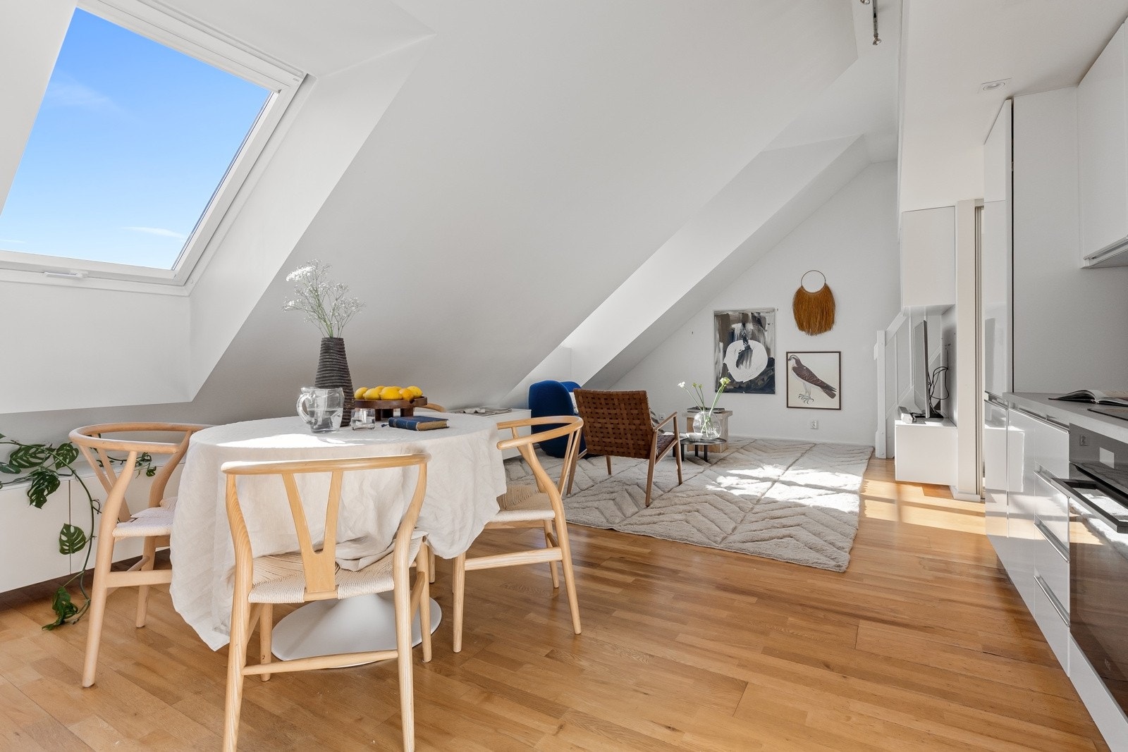 Leilighetens gulv er dekket med parkett med slette overflater i himling Galleribilde