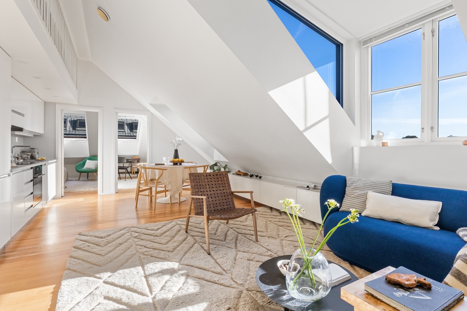Store vindusflater slipper inn godt med naturlig lys Galleribilde