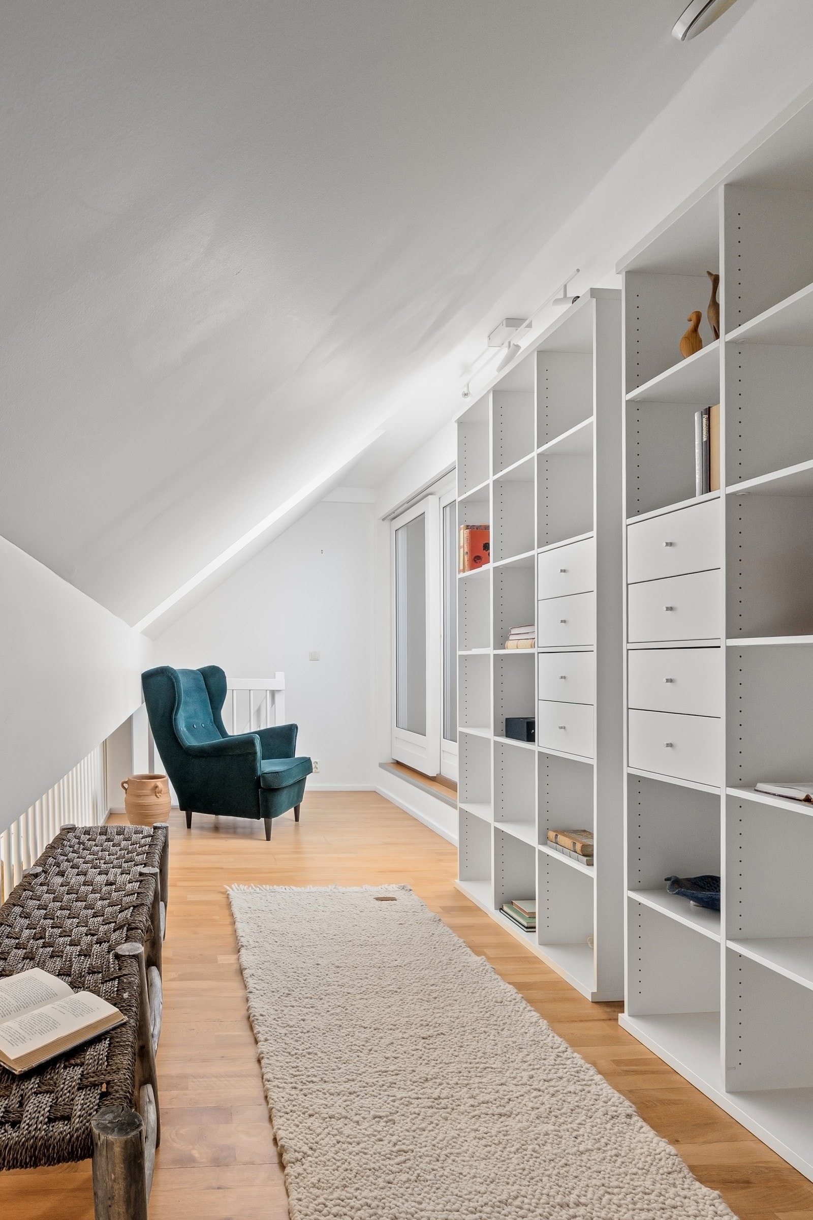 Fra loftstuen er det utgang til en vestvendt og privat takterrasse Galleribilde