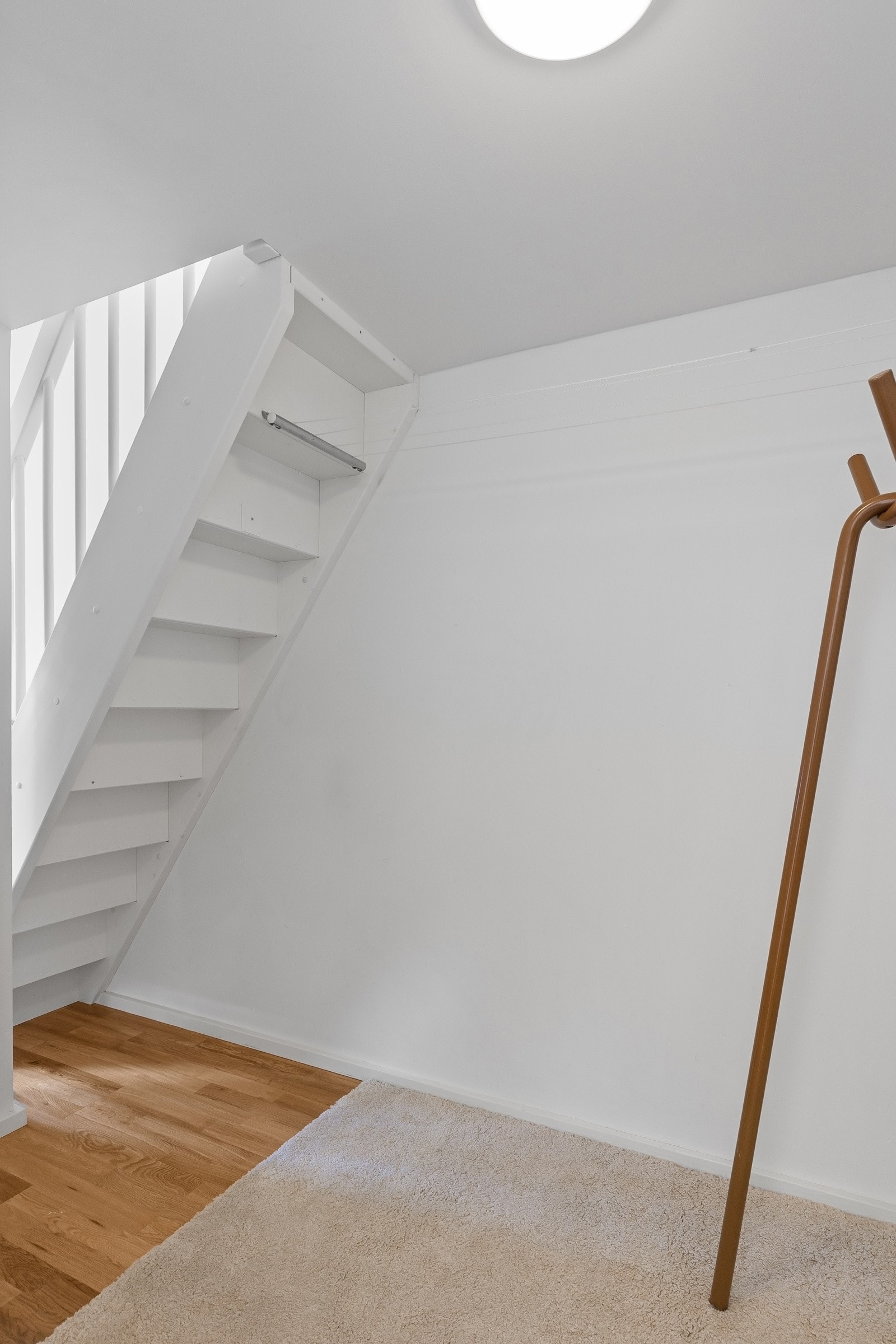 Fra stuen er trapp opp til loftetasjen med plass til diverse oppbevaring under Galleribilde