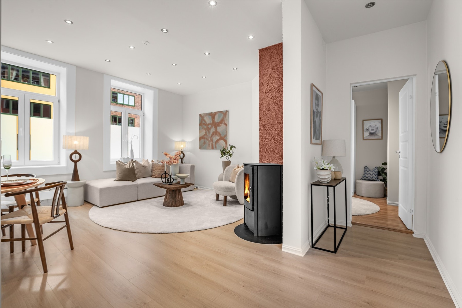 Det er downlights i taket med tre forskjellige soneinndelinger, takhøye vindusflater for ekstra lysinnslipp, og en peis for ekstra god varme. Galleribilde