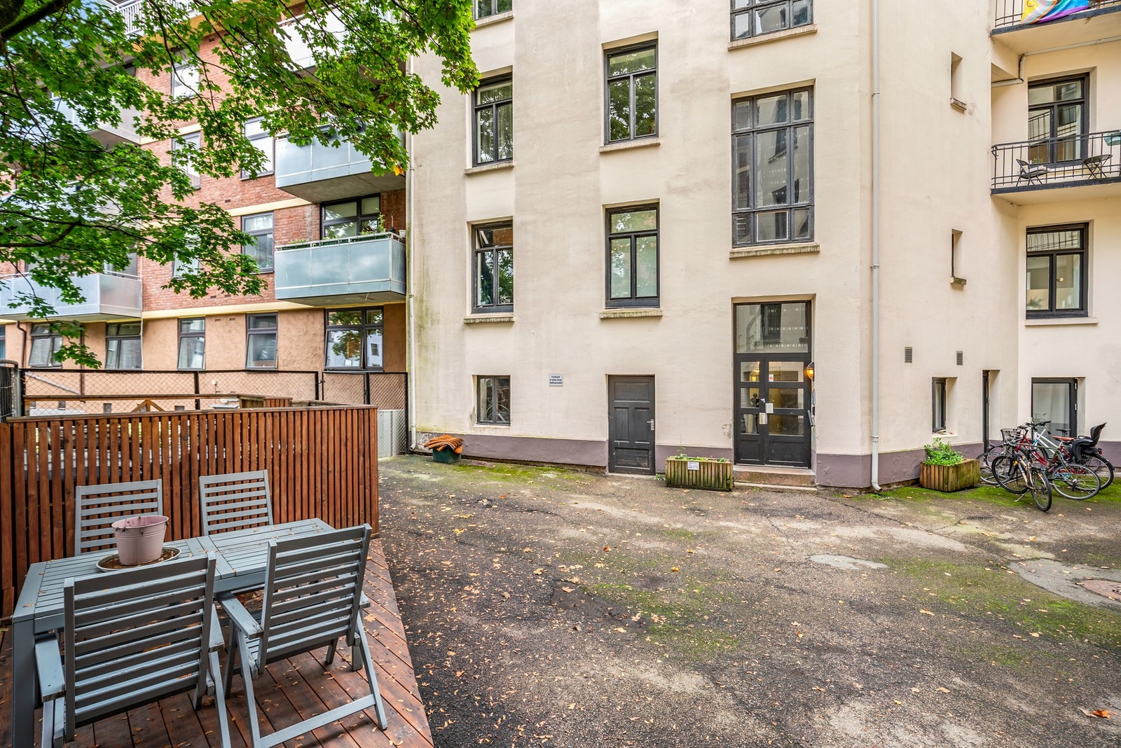 Bakgården er helt skjermet, og har sittegruppe og inngjerdet sone for søppelhåntering. Galleribilde
