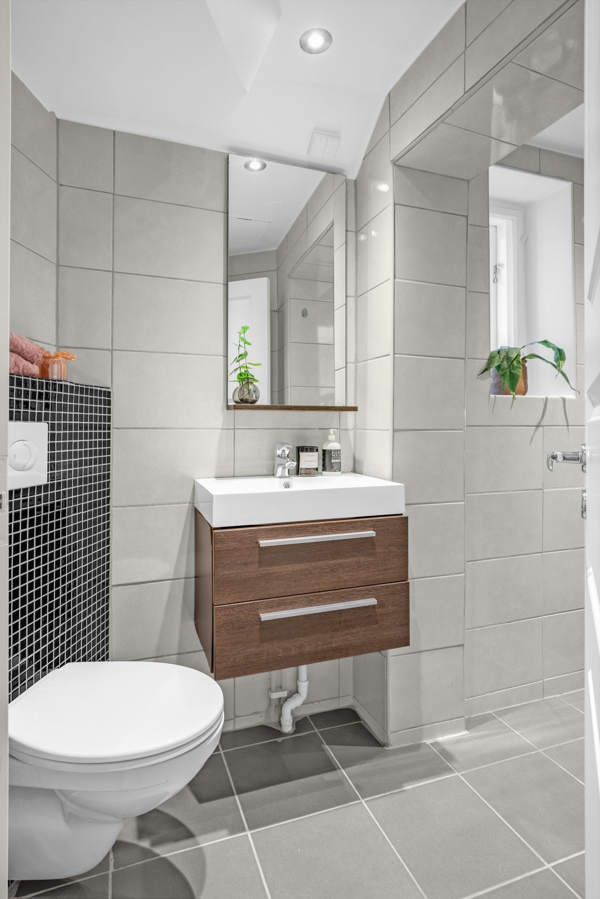 Badet ble pusset opp i 2014 og har flislagte vegger og gulv med termostatstyrt gulvvarme. Galleribilde