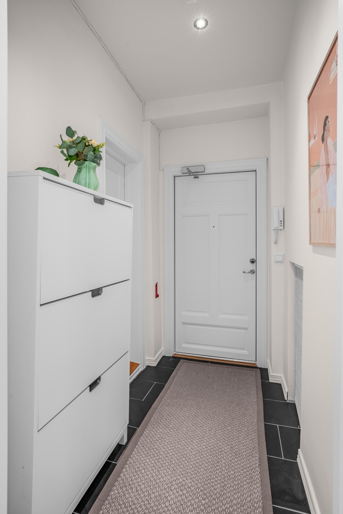 Her er det plass til skoskap, og på veggen er det utstyrt med dørcalling. Galleribilde