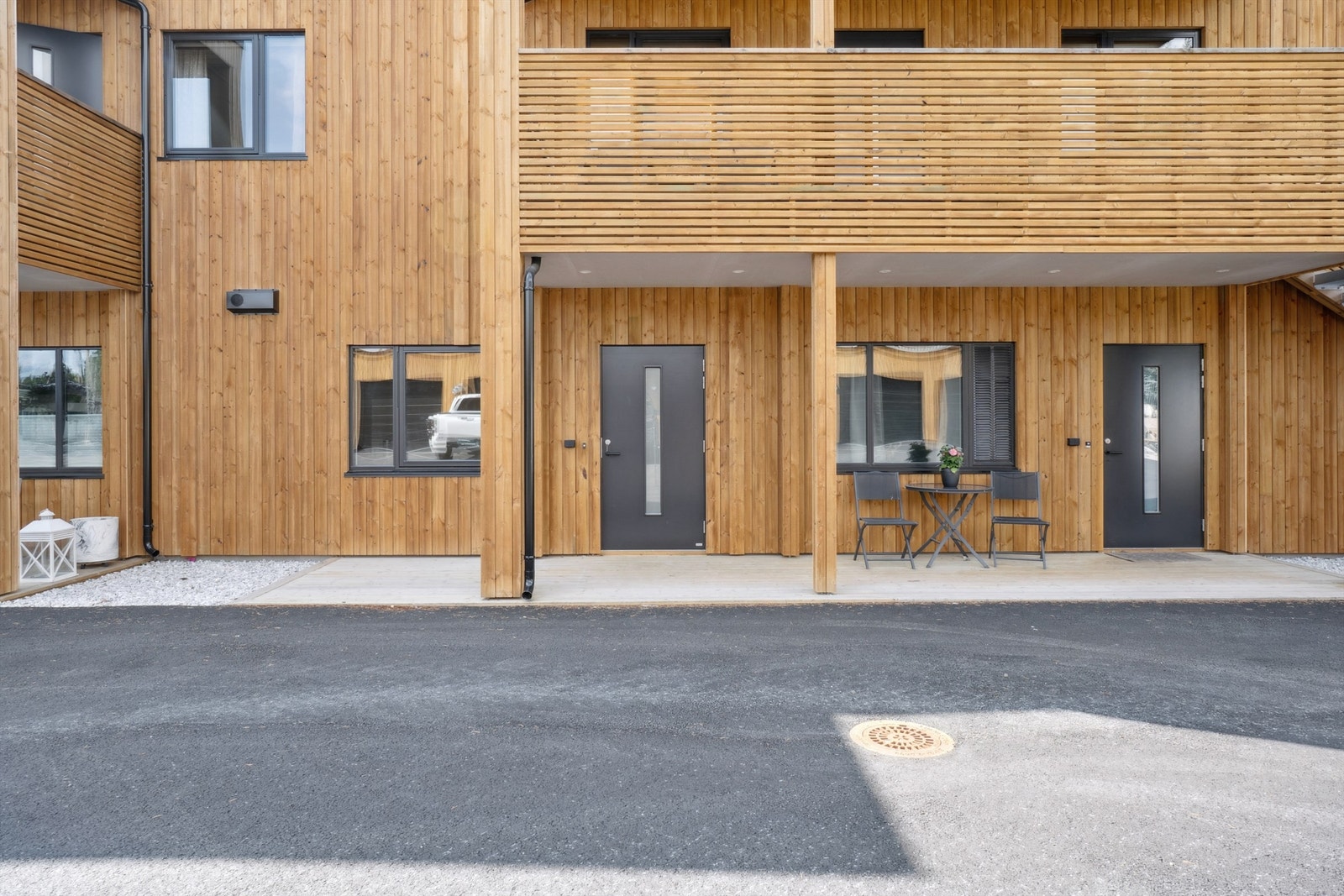 Leiligheten har egen inngang fra bakkeplan, noe som gir en praktisk adkomst. Galleribilde