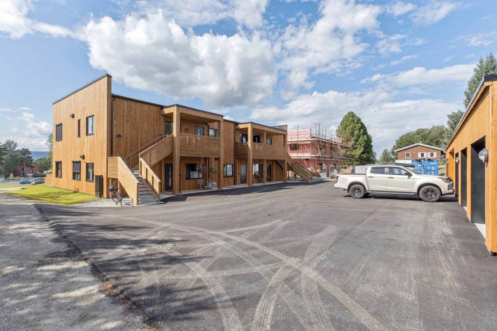 Det er asfaltert gårdsplass med gode parkeringsmuligheter for beboere og gjester. Galleribilde