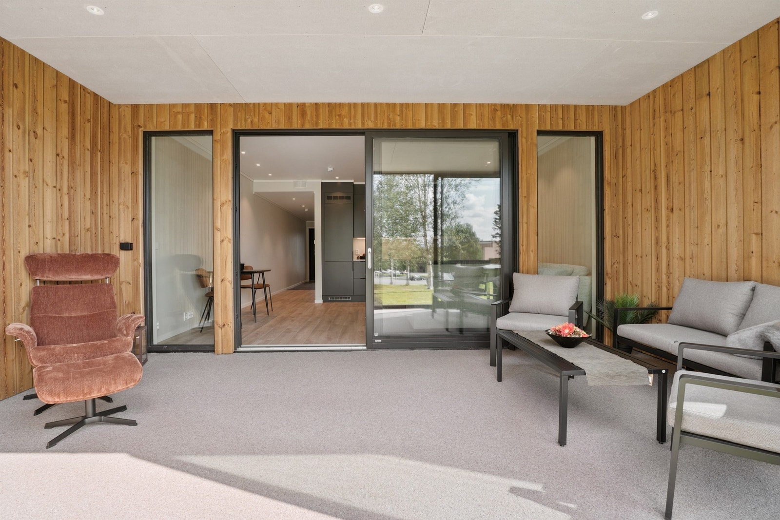 Den innglassede verandaen fungerer som en forlengelse av stuen og gir et ekstra, lunt oppholdsrom. Galleribilde