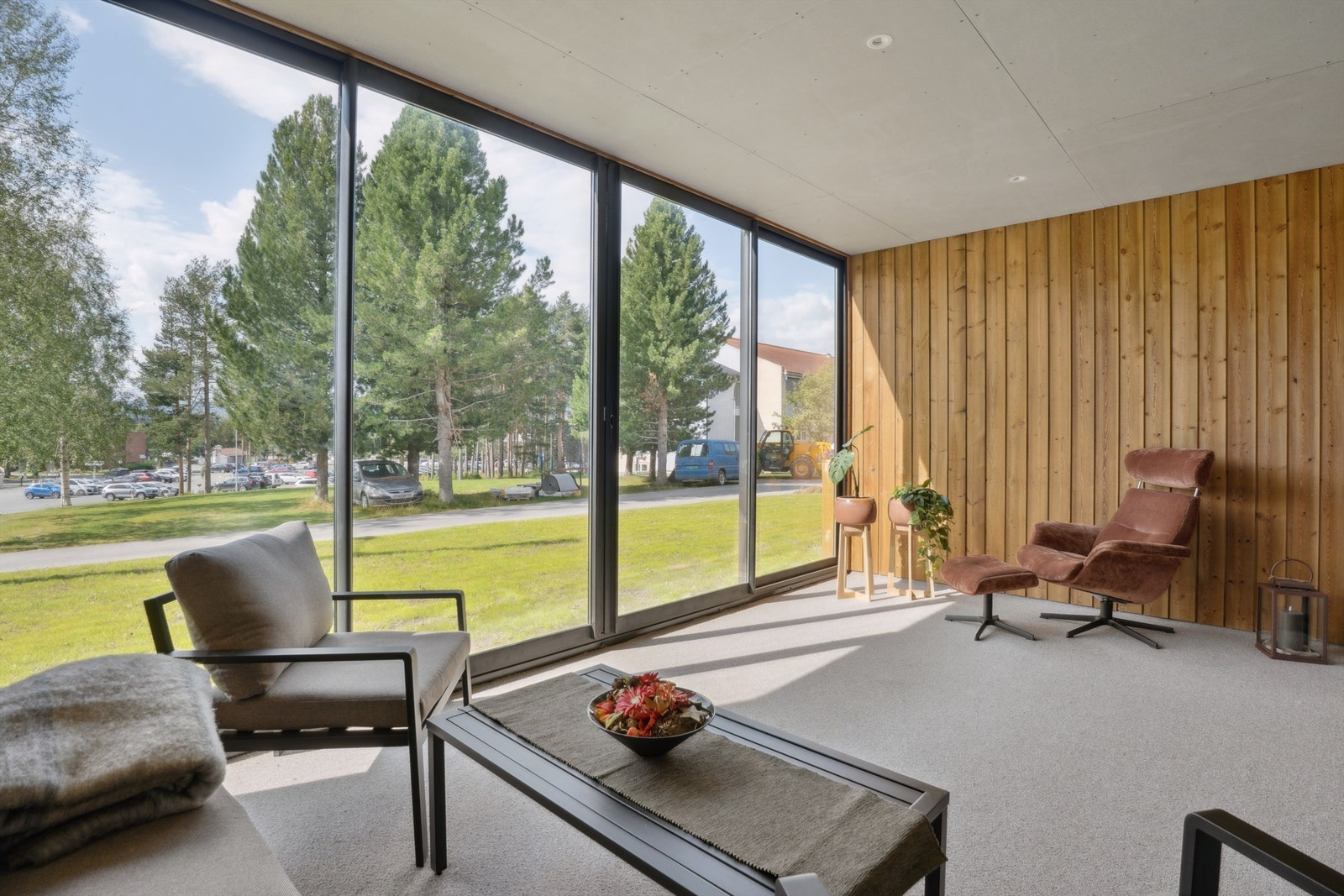 Den innglassede verandaen har store glassflater som kan åpnes, og gir en flott overgang til uteområdet. Galleribilde