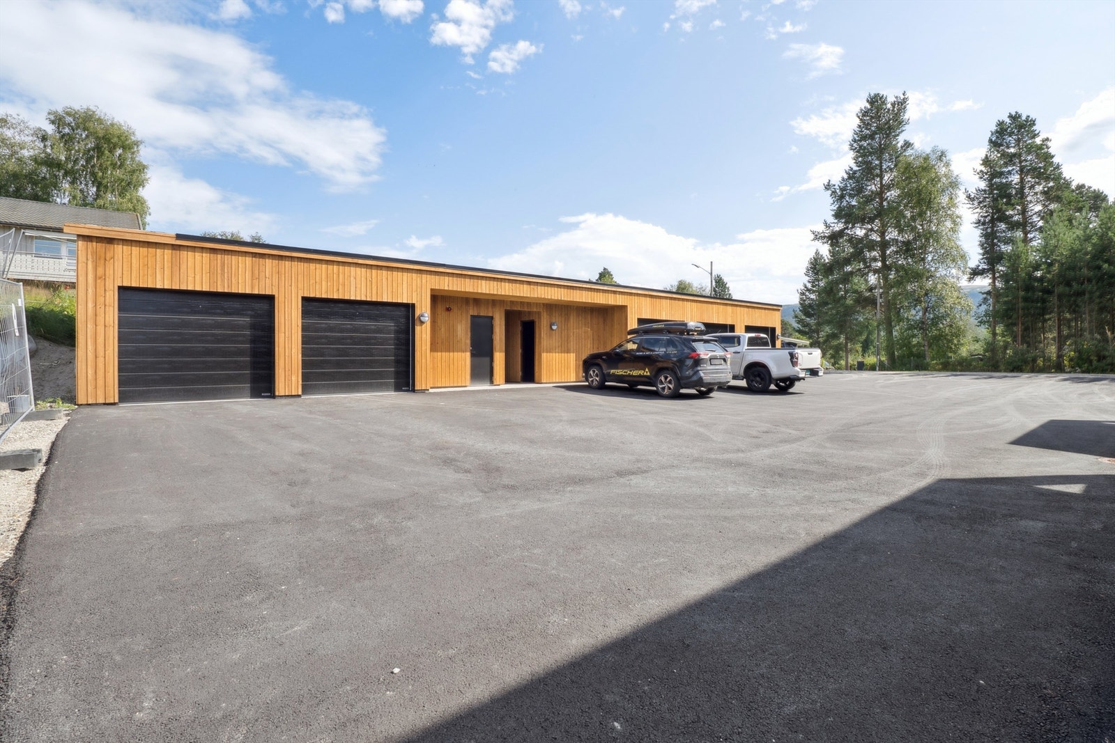 Til leiligheten medfølger det egen garasjeplass og bod i et separat garasjebygg. Galleribilde