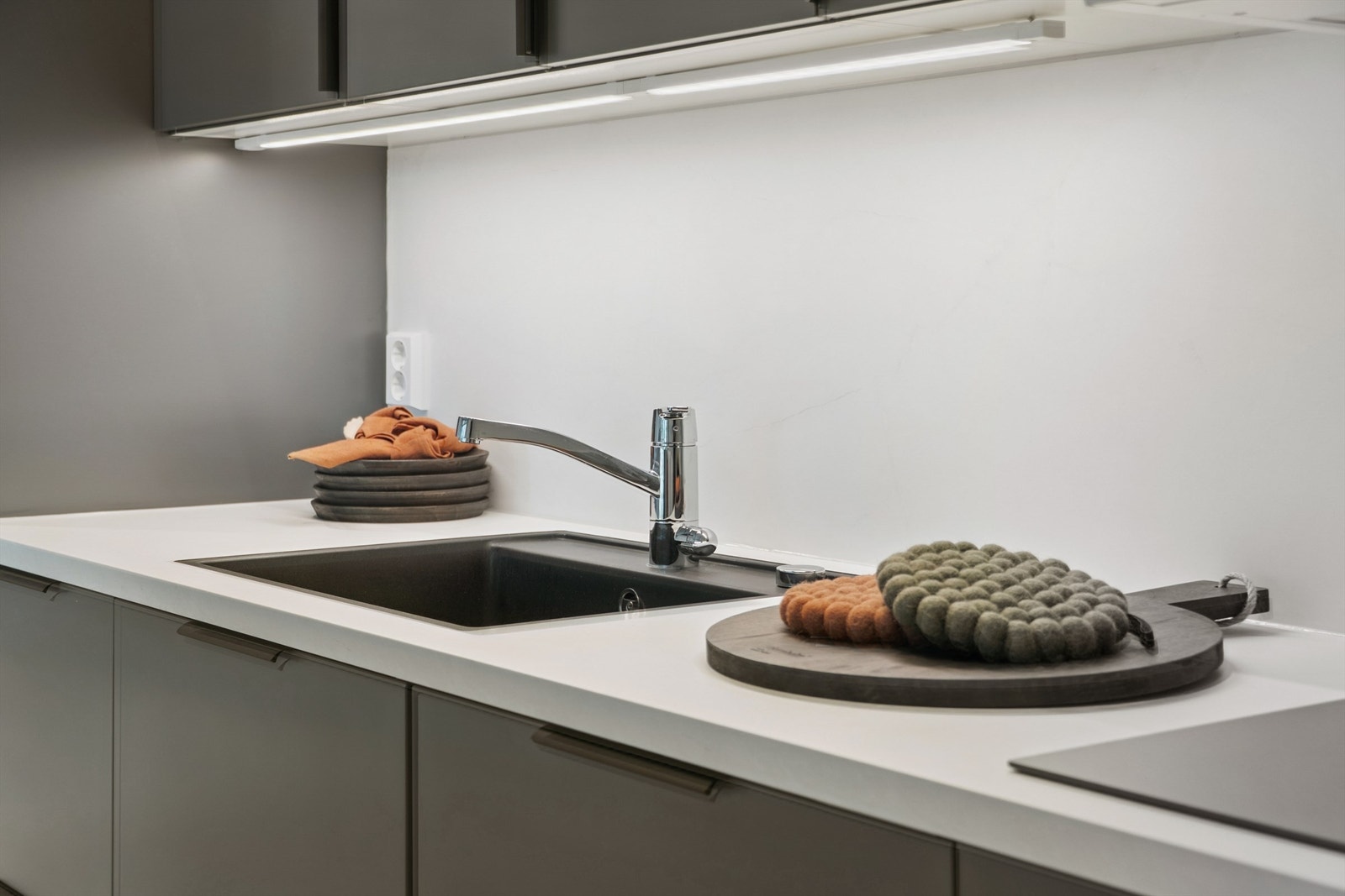 Benkeplaten i lyst laminat gir en fin kontrast og rikelig med arbeidsflate. Galleribilde