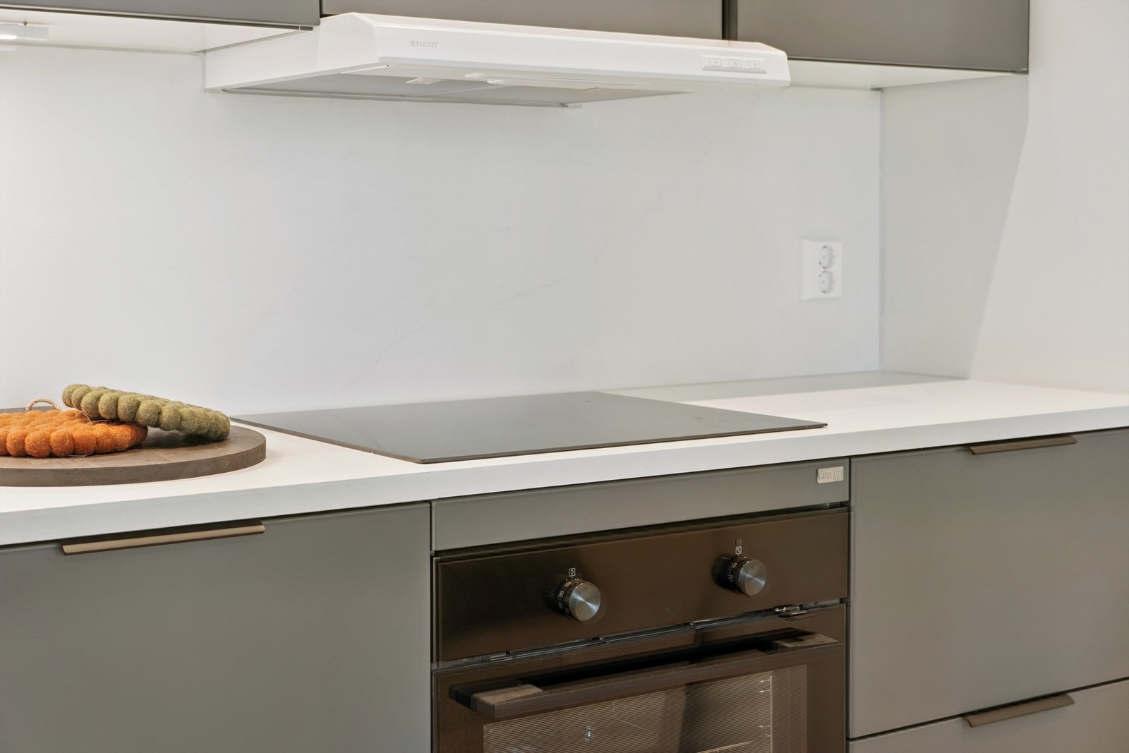 Kjøkkenet er utstyrt med integrert stekeovn og nedfelt koketopp. Galleribilde