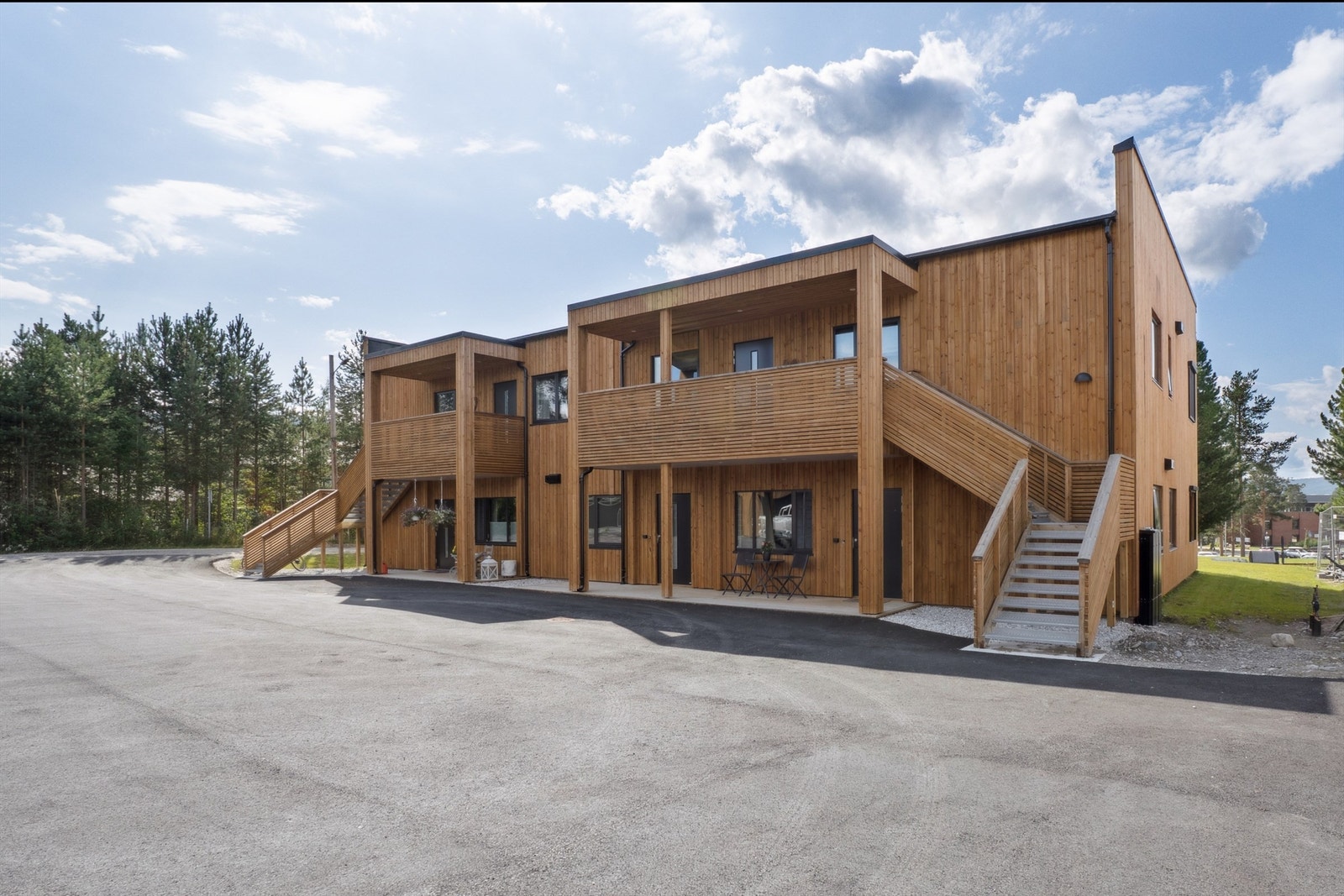 Bygget har en moderne fasade med stående trekledning. Galleribilde