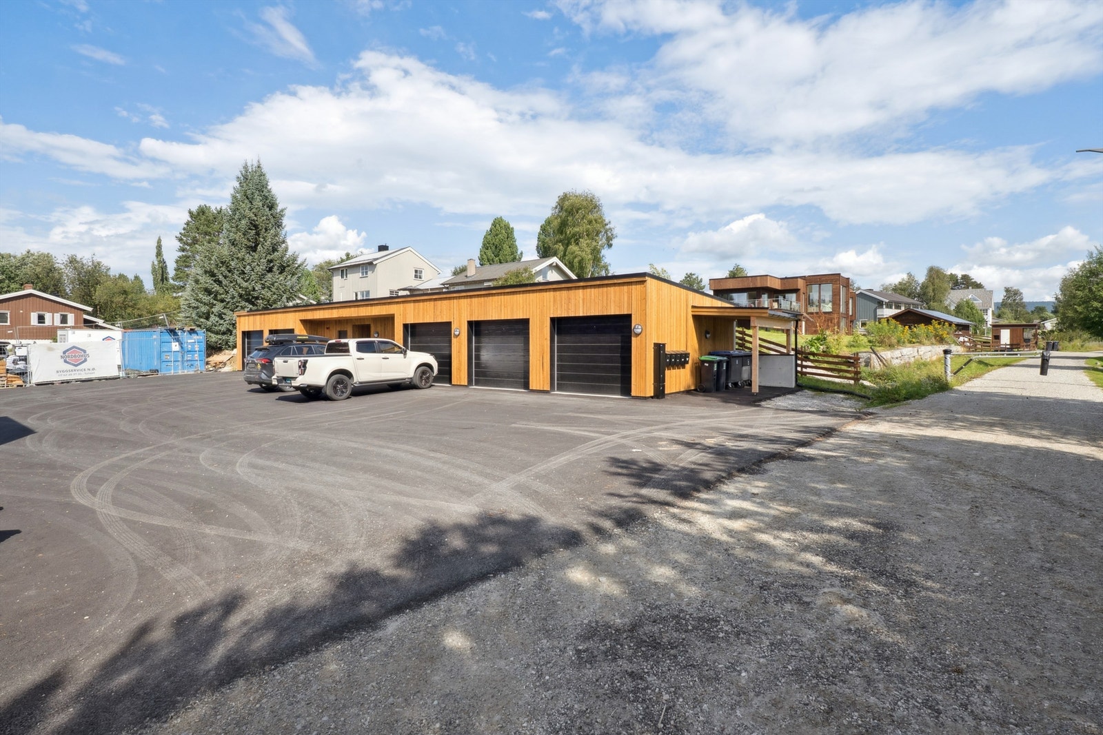 Garasjeanlegget er oppført i samme stil som hovedbygget, noe som skaper et helhetlig inntrykk. Galleribilde