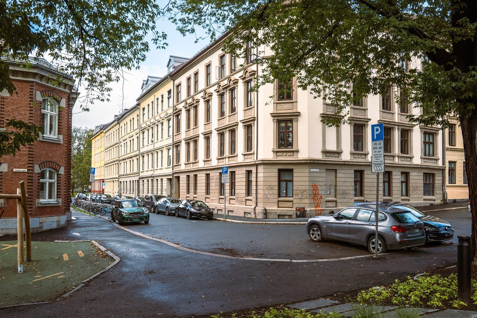 Området er preget av klassiske bygårder og et pulserende gateliv. Galleribilde