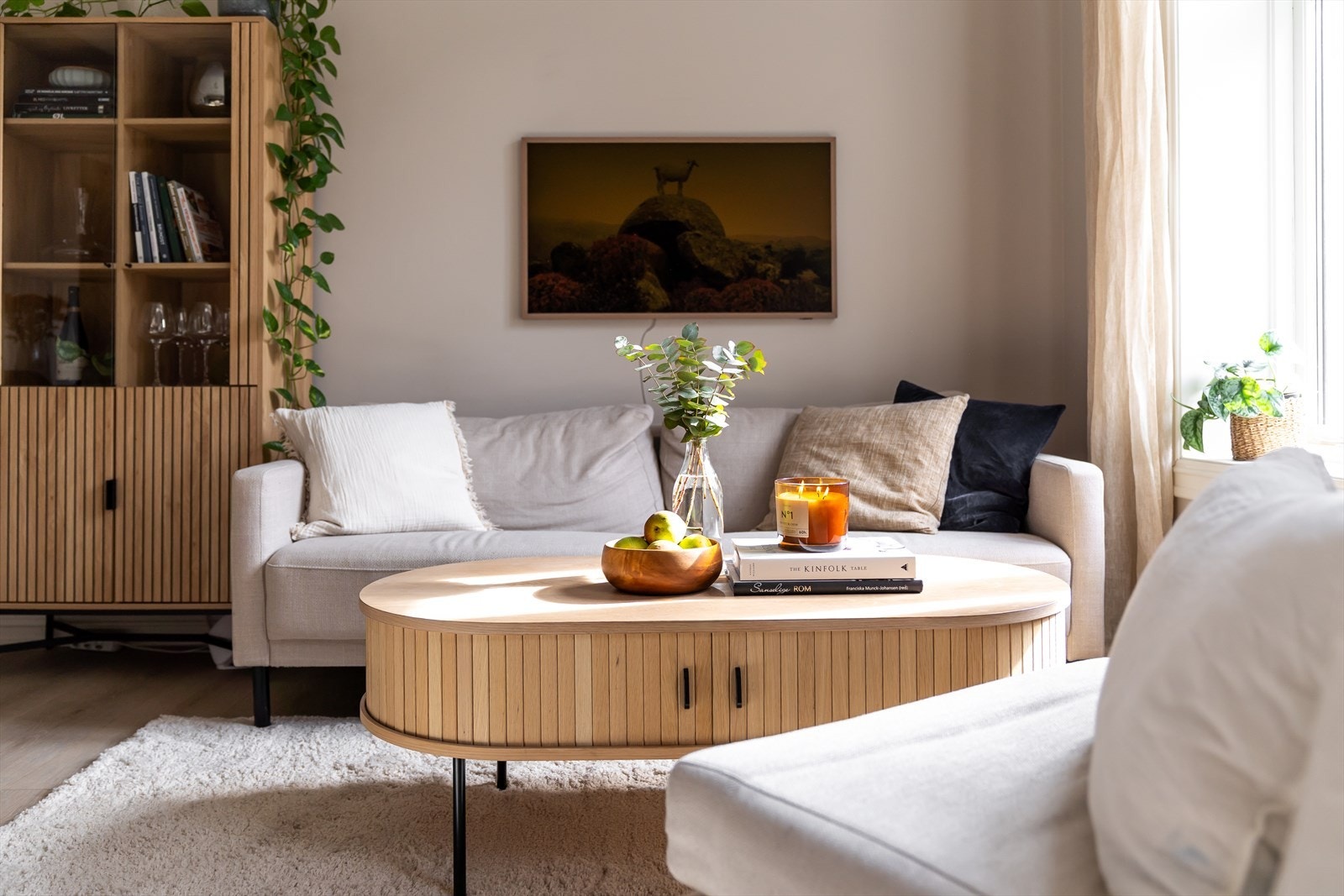 Rommet er enkelt å møblere med ulike soner for avslapning og sosialt samvær. Galleribilde