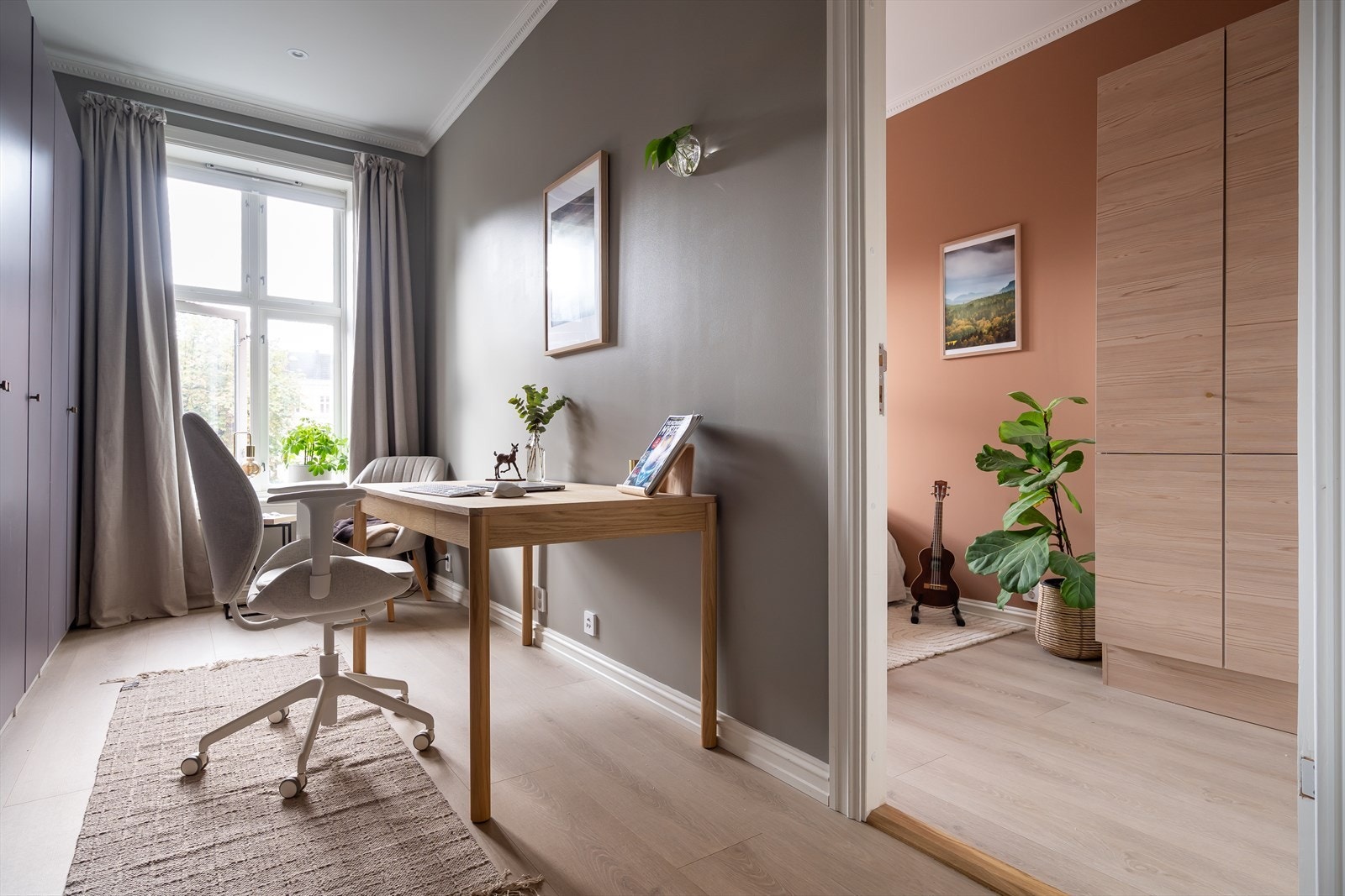 Det tredje rommet gir fleksibilitet som kontor, gjesterom eller et ekstra soverom. I dag er det innredet et separat garderoberom med IKEA Pax-innredning og en egen kontorplass. Galleribilde