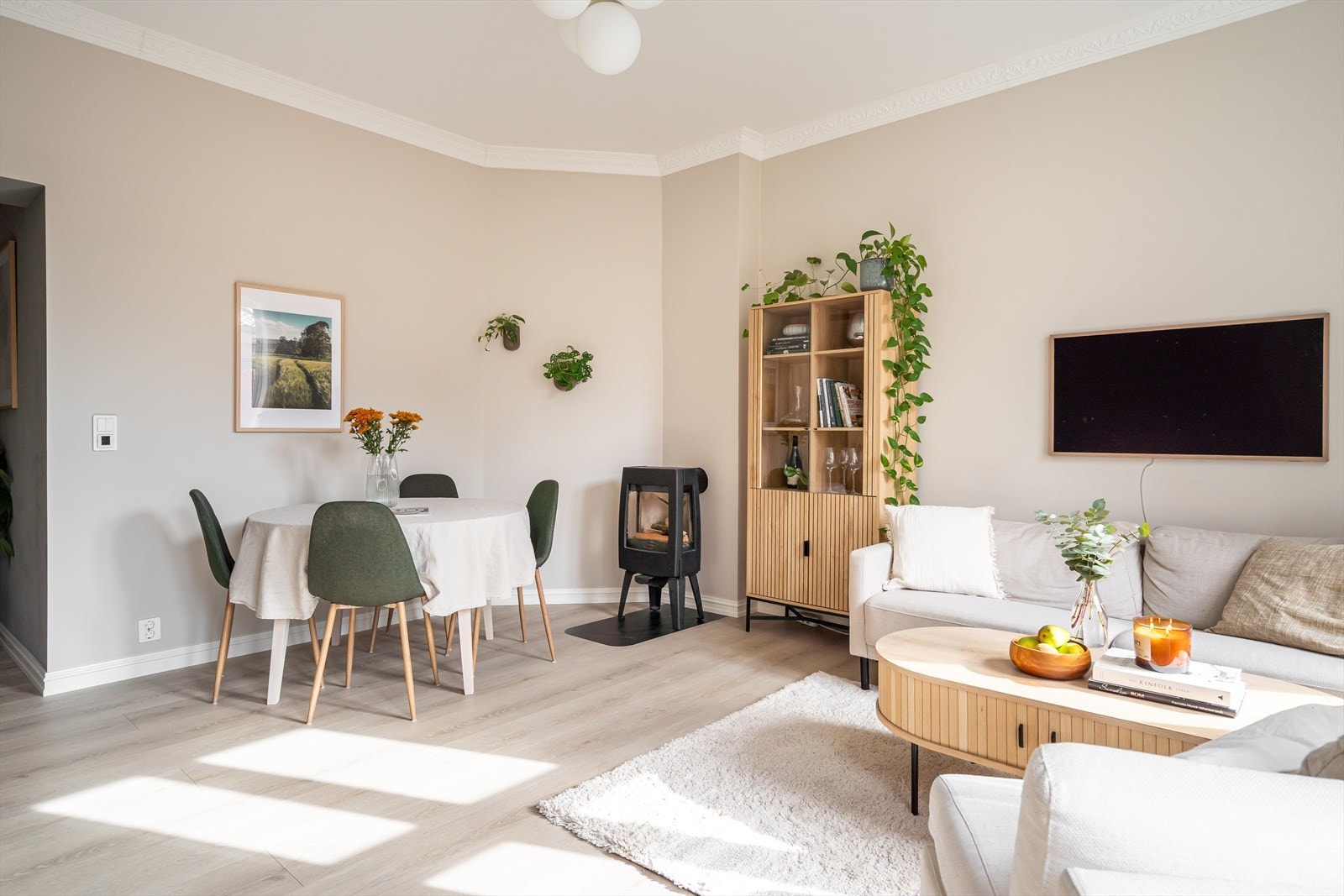 Allrommet kombinerer stue og kjøkken og gir god plass til både sofagruppe og spisebord. Galleribilde