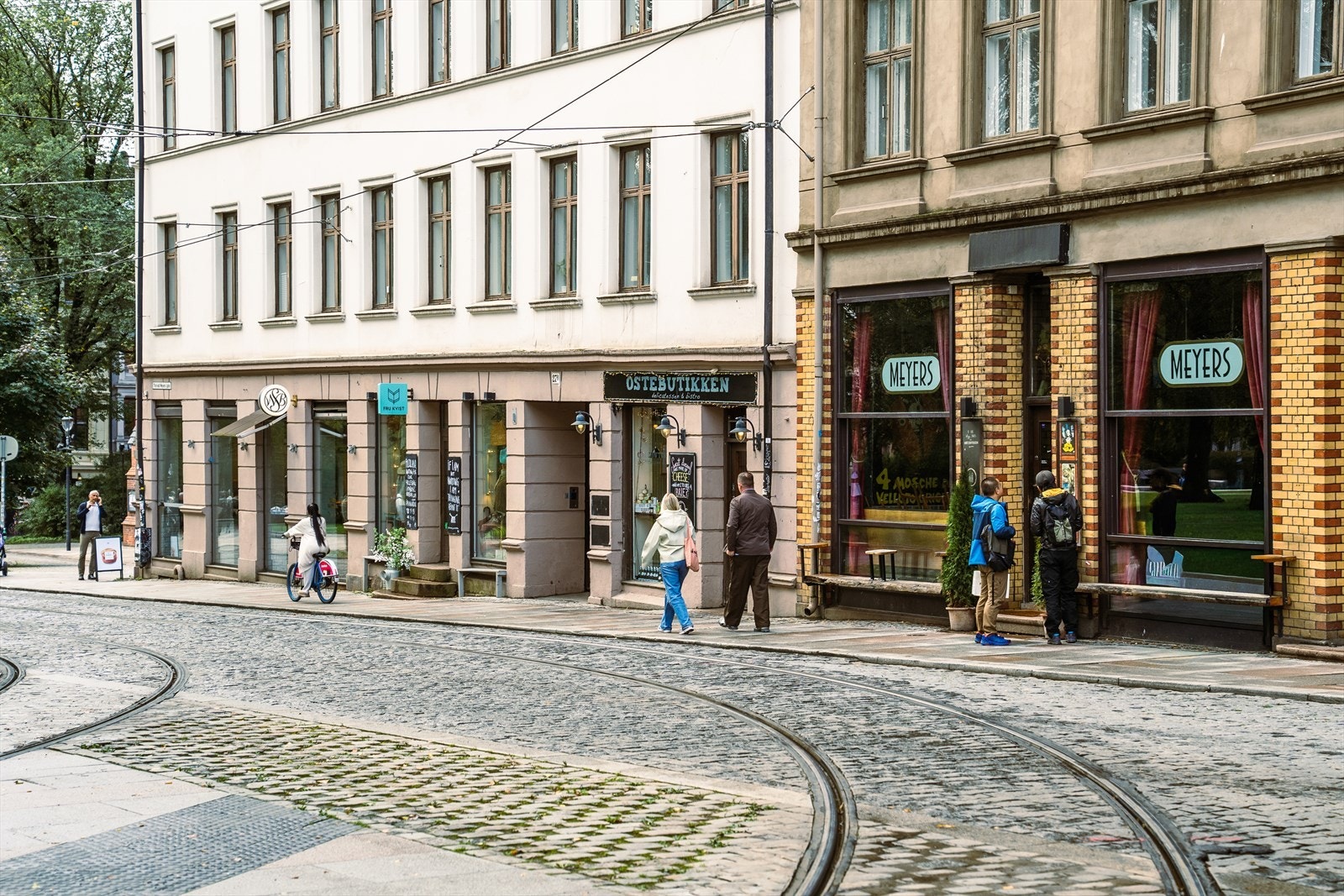 Utforsk et mangfold av spesialbutikker, restauranter og kafeer rett utenfor døren. Galleribilde
