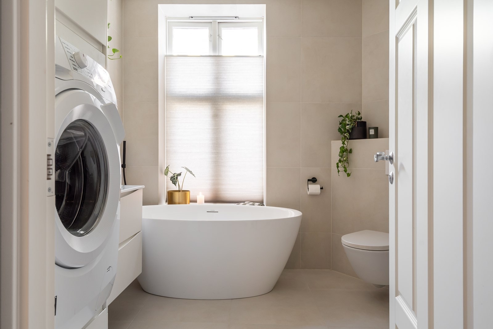 Badet er romslig og lyst, med store 60x60 cm fliser på vegger og gulv. Termostatstyrt gulvvarme og LED-downlights. Galleribilde