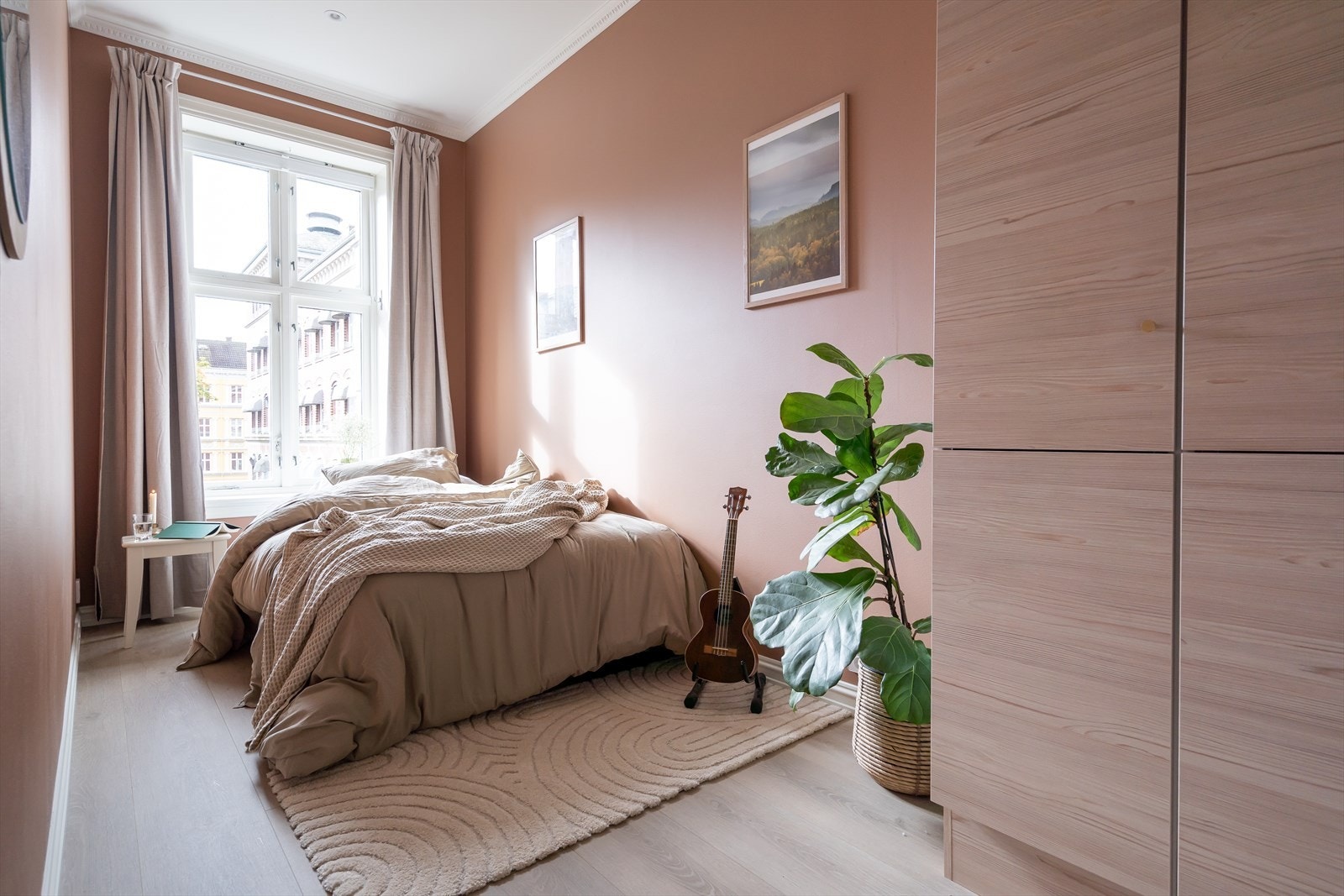 Rommet er videre innredet med garderobeskap med glatte fronter, som gir gode oppbevaringsmuligheter og bidrar til en praktisk planløsning. Rommet har laminatgulv med varmefolie. Galleribilde