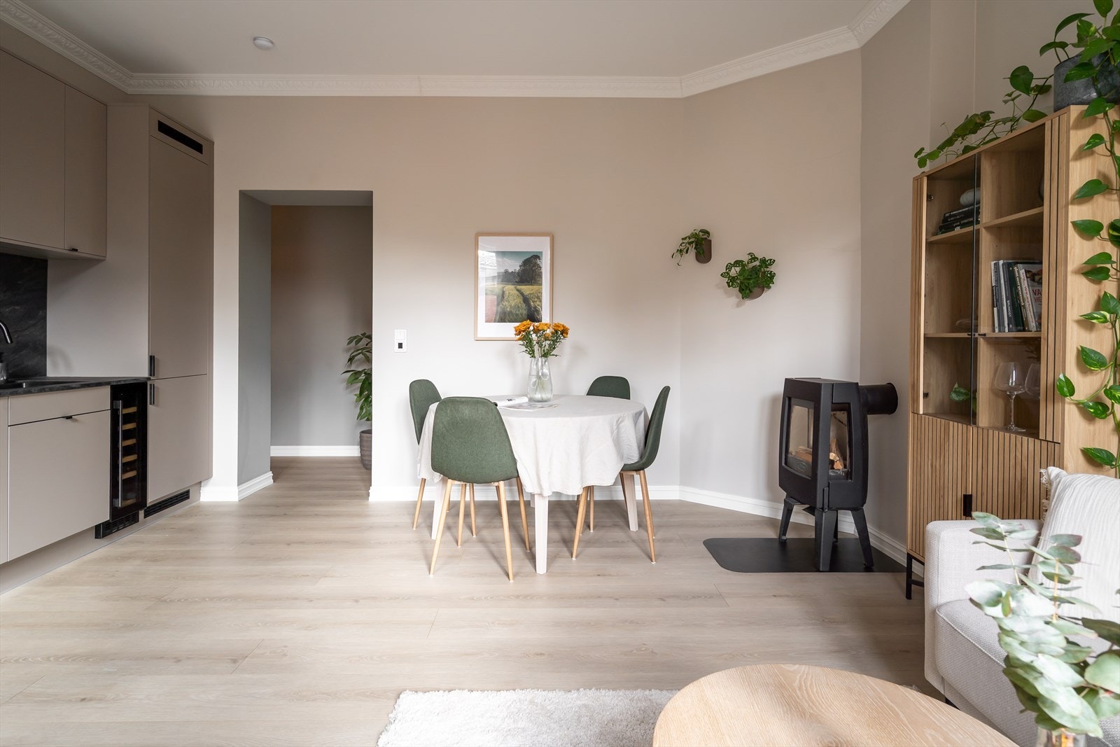 Den åpne løsningen mellom kjøkken og stue skaper en sosial og innbydende sone. Galleribilde