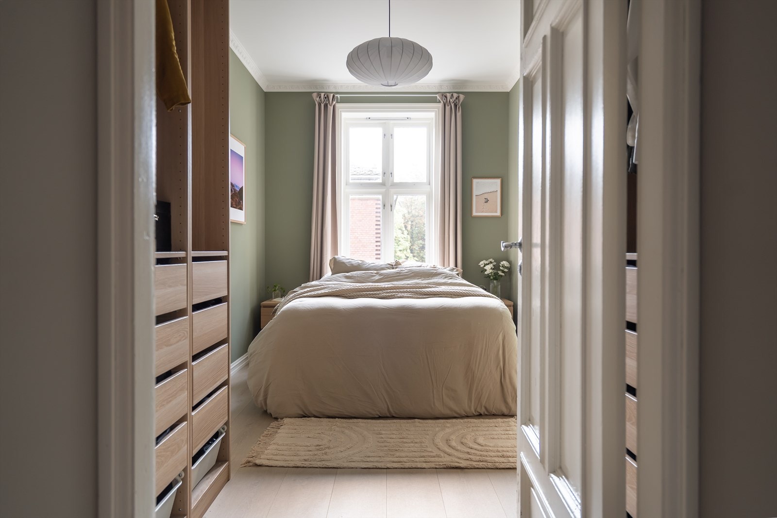 Hovedsoverommet er romslig og byr på ulike møbleringsmuligheter. Varmefolie i gulv. Galleribilde