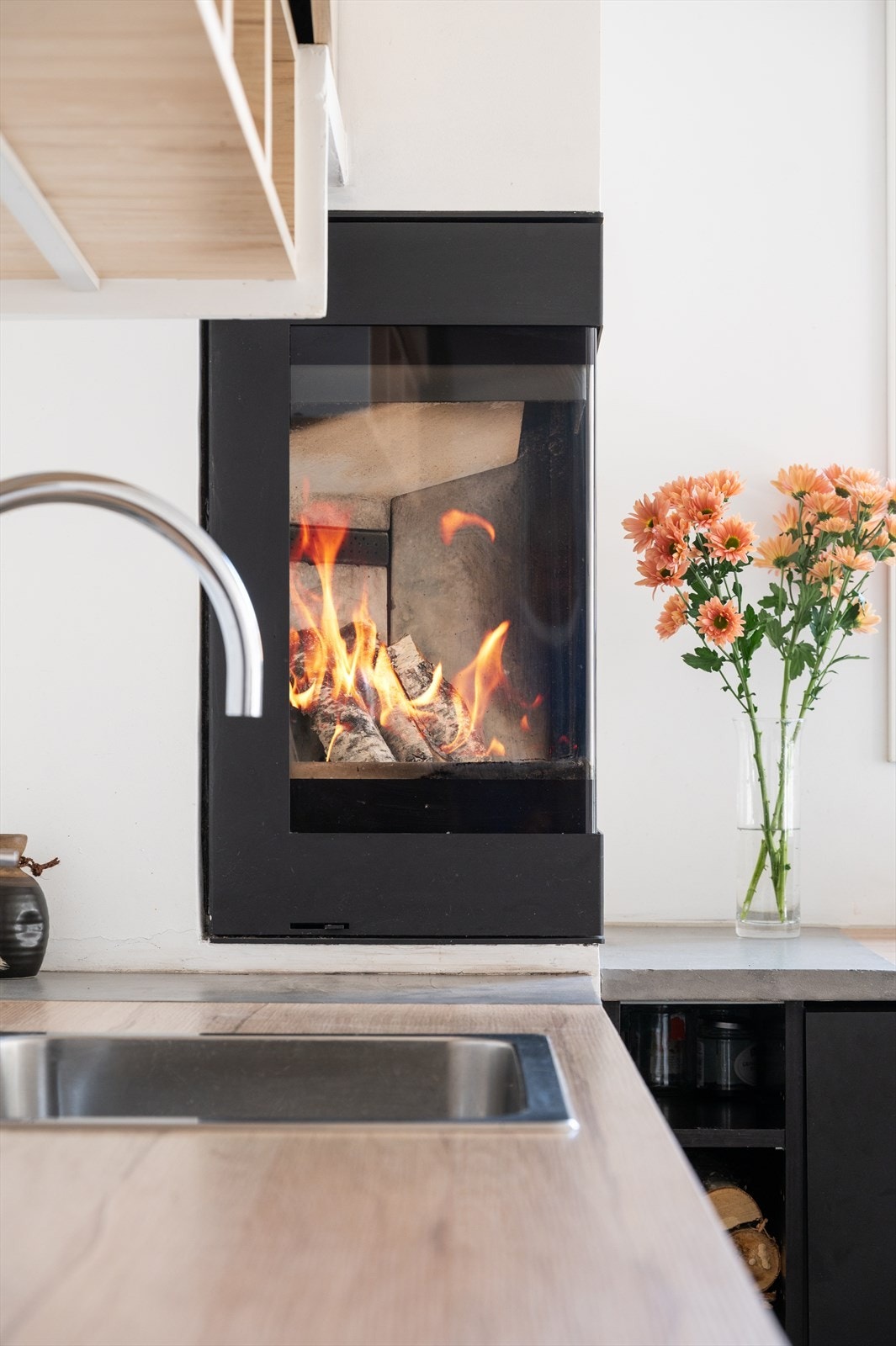 Peisen fungerer ypperlig, med nytt stålrør plassert i pipeløp i 2023 Galleribilde