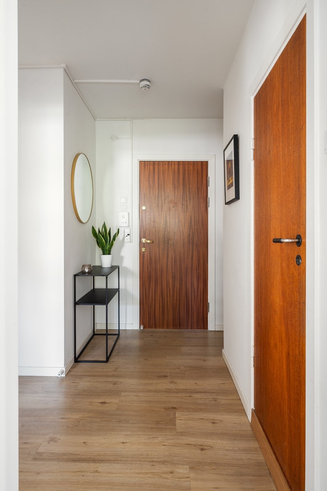 Entréen byr på mer oppbevaring og muligheter for å henge fra seg yttertøy og sette fra seg sko Galleribilde