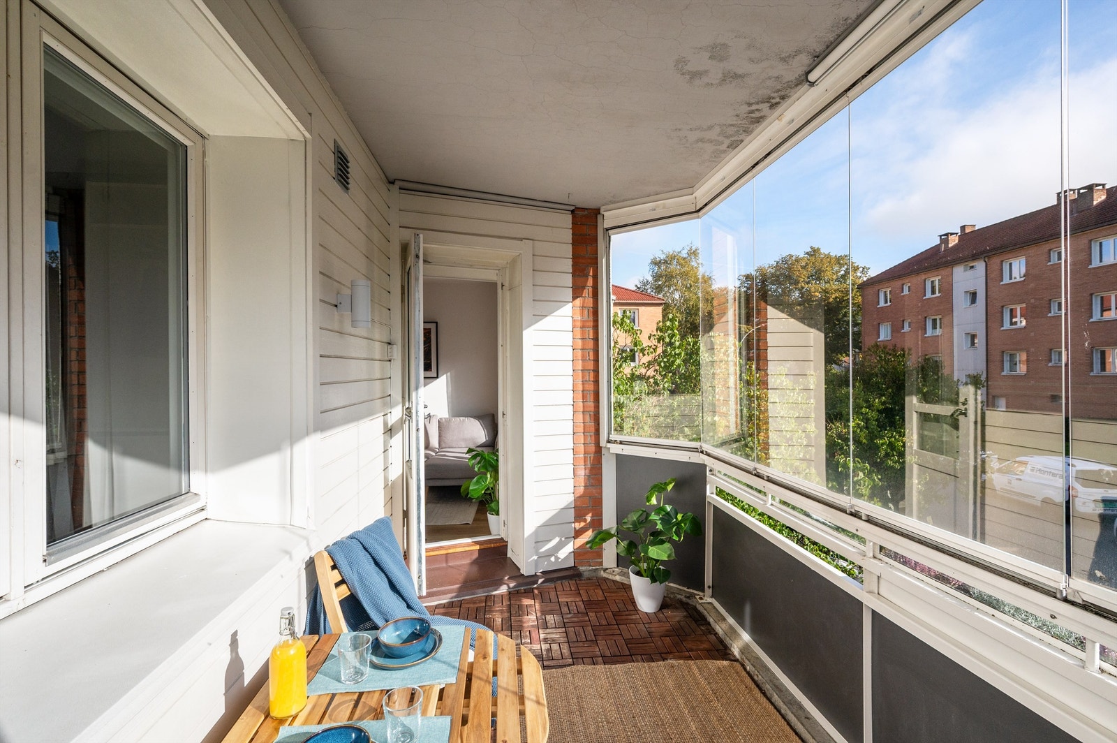 Eier opplyser om at solen står på balkongen fra 09.00 til 1600 på sommerstid Galleribilde