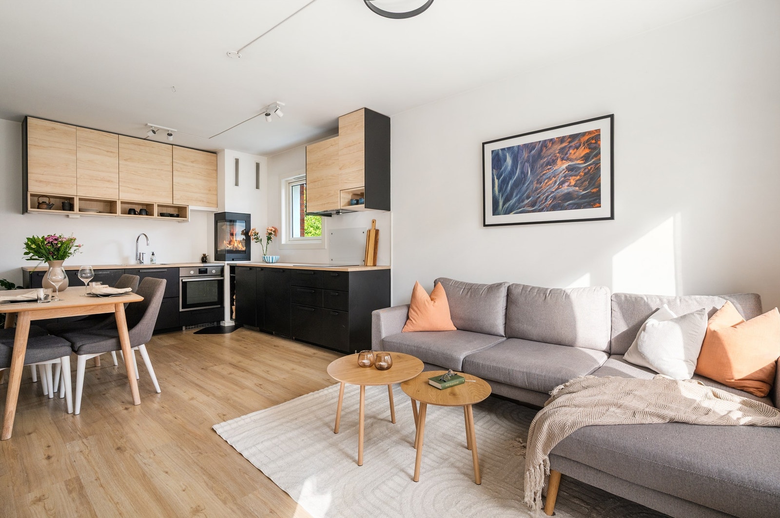 Kjøkkenet i leiligheten er flyttet fra opprinnelig rom ut til stuen Galleribilde