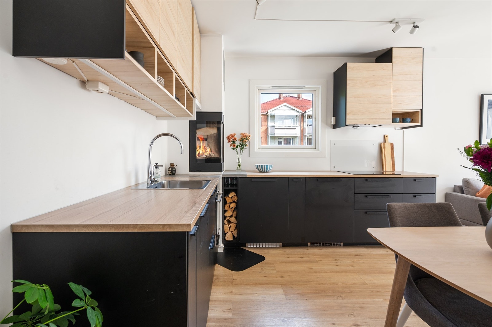 Kjøkkenet er stilfult satt opp og presentert. Rustikt, varmt og inviterende. Galleribilde