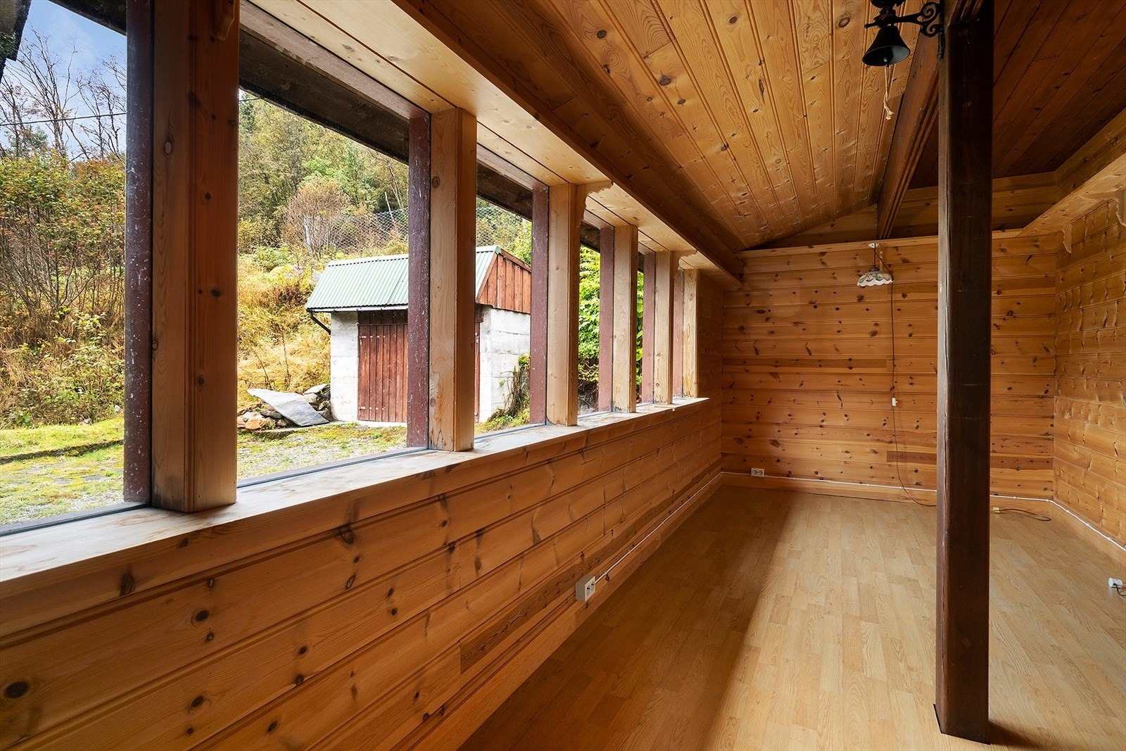 Frta vaskerommet er det adkomst til en svalgang som passer fint til tørking av klær. Galleribilde