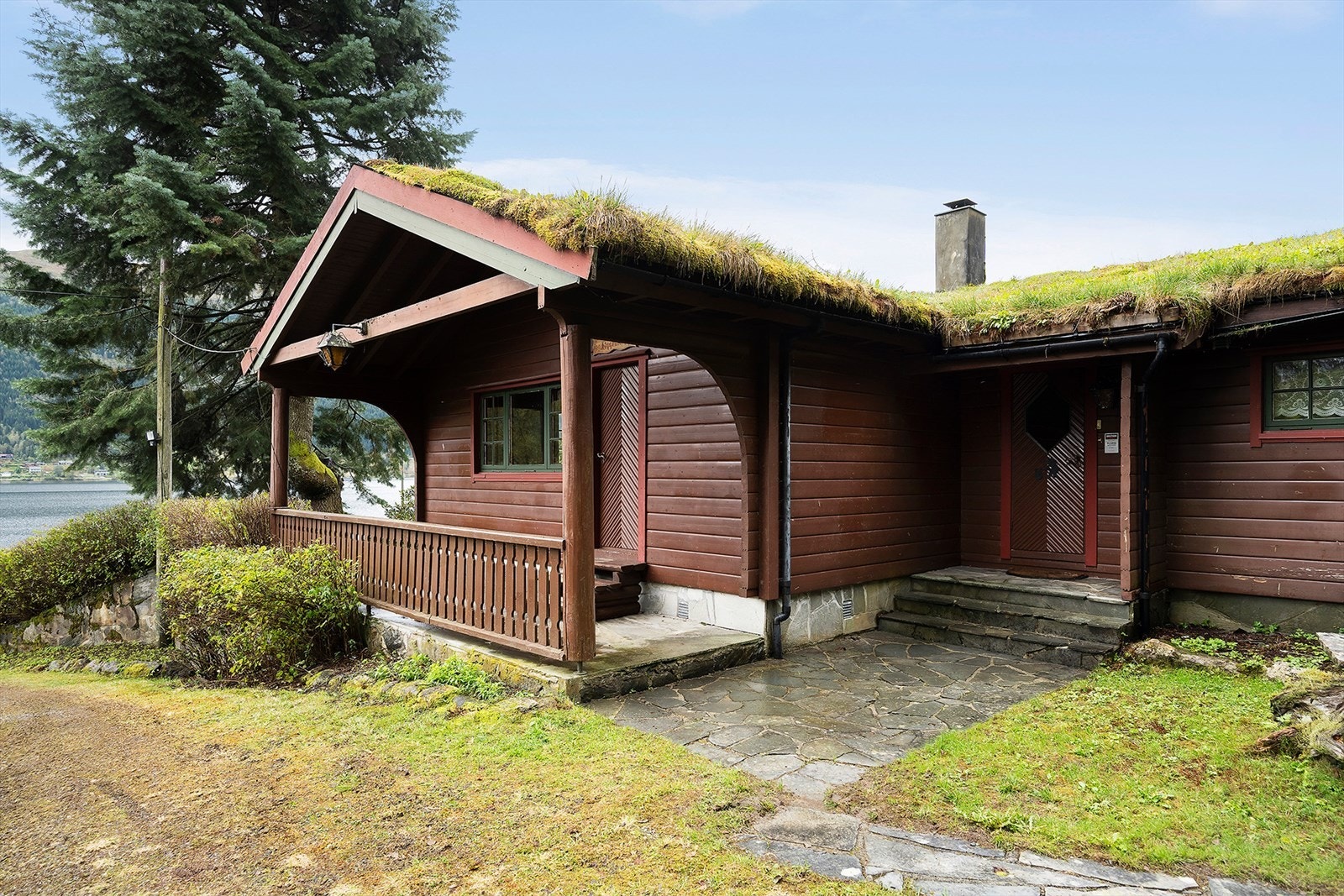 Eneboligen har yttervegger i tømmerkonstruksjon og torvtak. Galleribilde