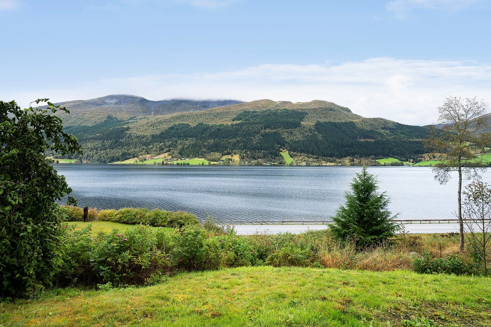 Eiendommen har en landlig plassering ca. 2 km. fra Vassenden med flottutsikt til Jølstravatnet. Galleribilde