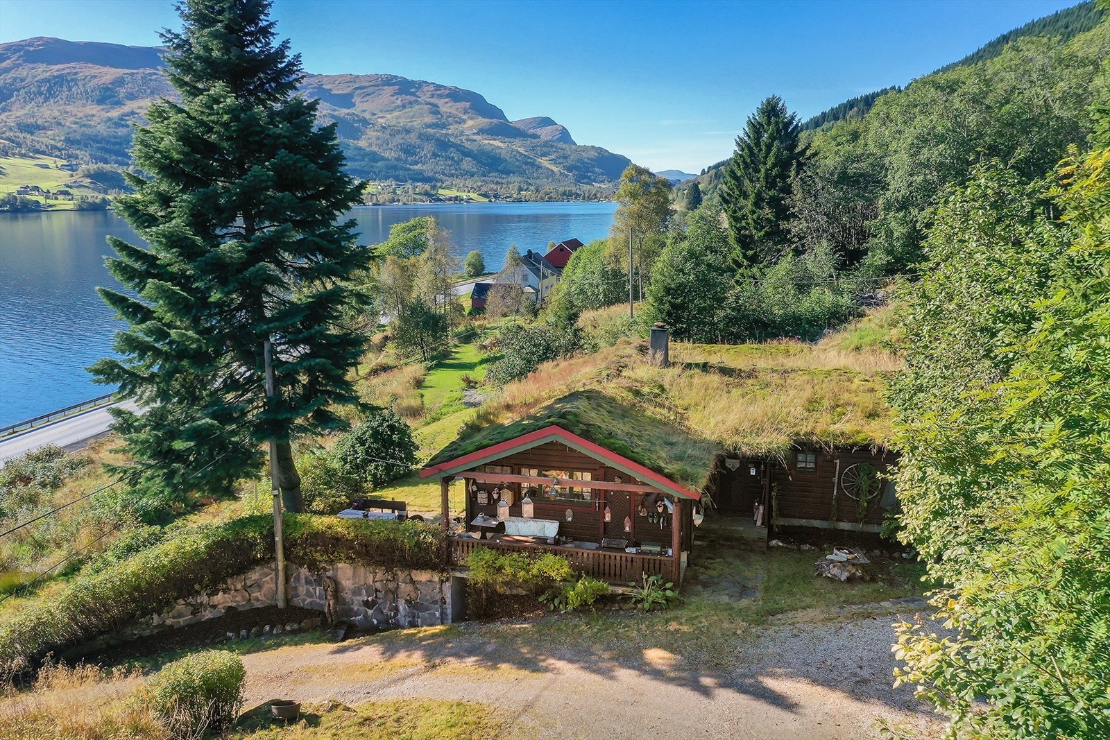 Fra eiendommen er det 2 km. til Vassenden med skole, barnehager, butikker, restaurant, idrettsanlegg, skianlegg og golfbane m.m. Galleribilde