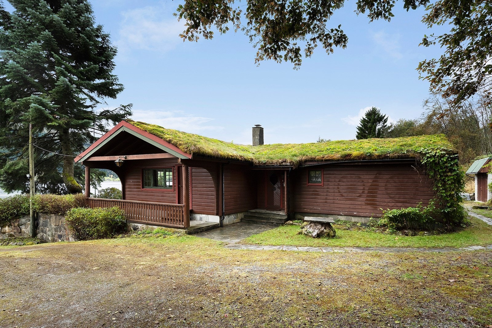 Eiendommen er bebygd med enebolig (1978), garasje (2007), anneks (2007) og uthus (1982). Galleribilde