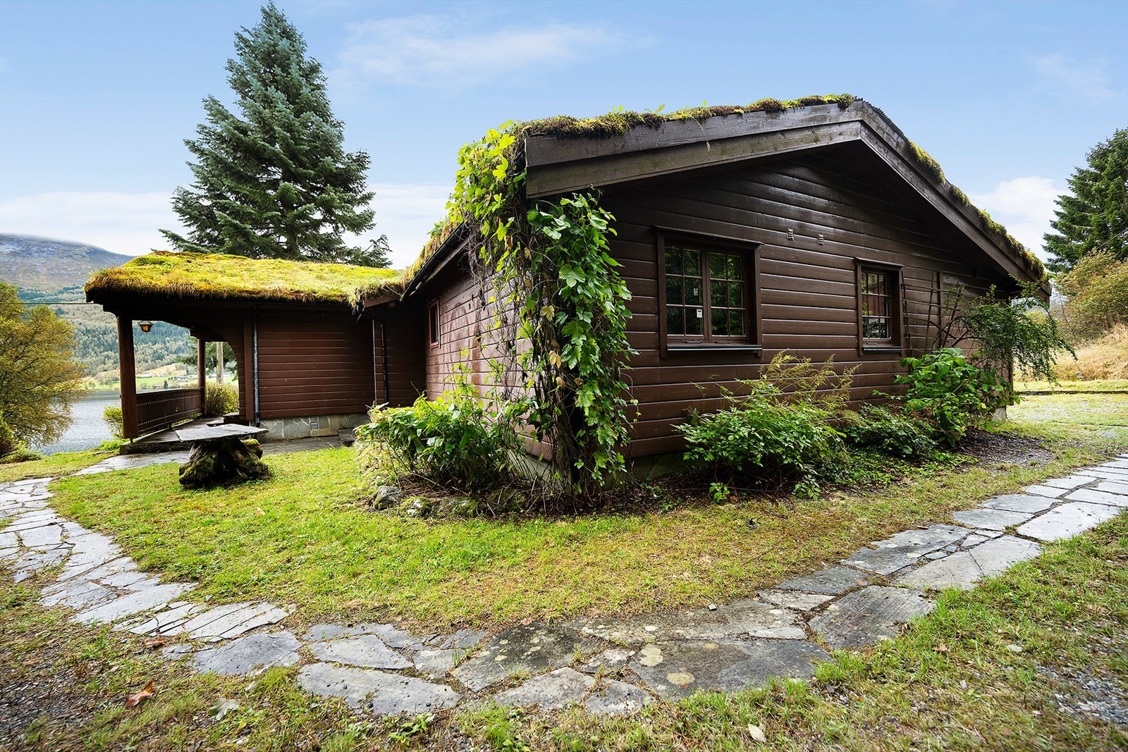 Utenfor huset opparbeidet tomt på nesten 1,5 mål. Galleribilde