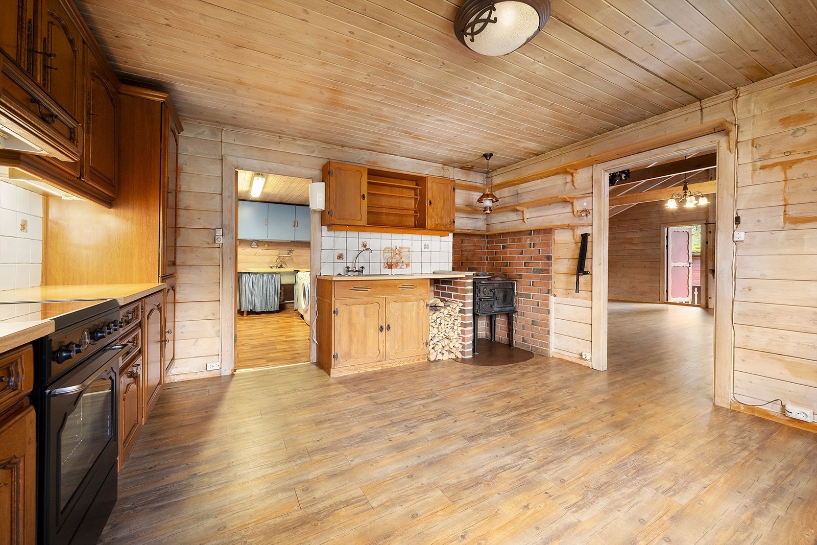 På kjøkkenet er det vedovn. Fra kjøkkenet er det adkomst videre til vaskerommet. Galleribilde