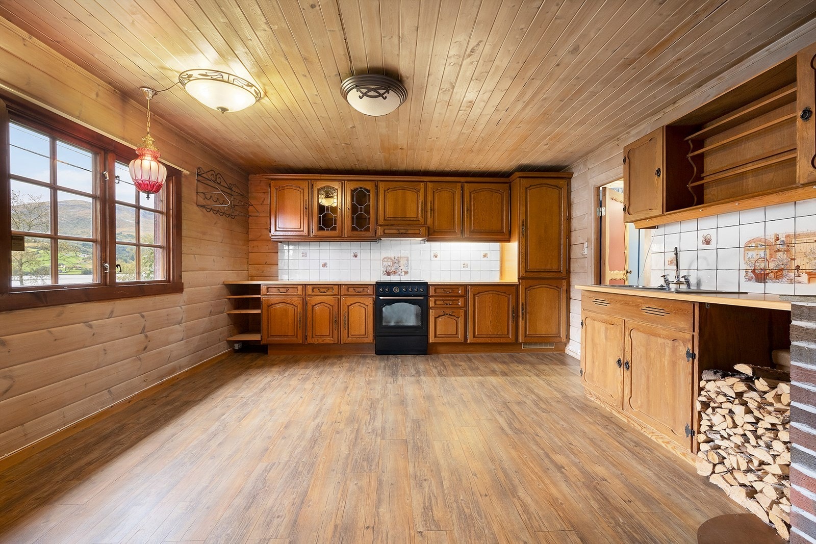 Fra stuen er det adkomst til kjøkkenet. Kjøkkenet har innredning i tradisjonell stil med lakkerte fronter i tre. Galleribilde