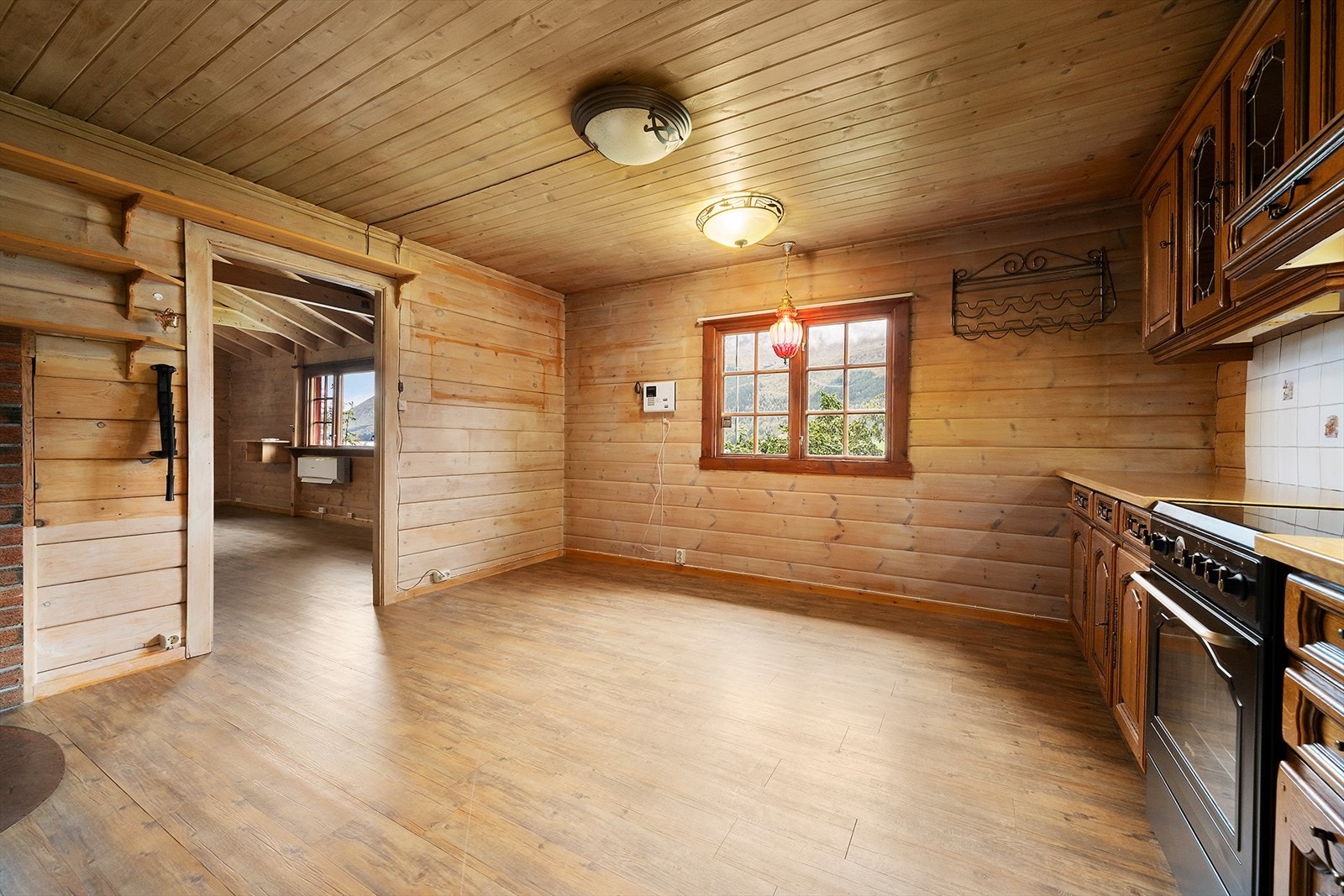 Kjøkkenet er romslig og har god plass til spisebord og stoler. Galleribilde