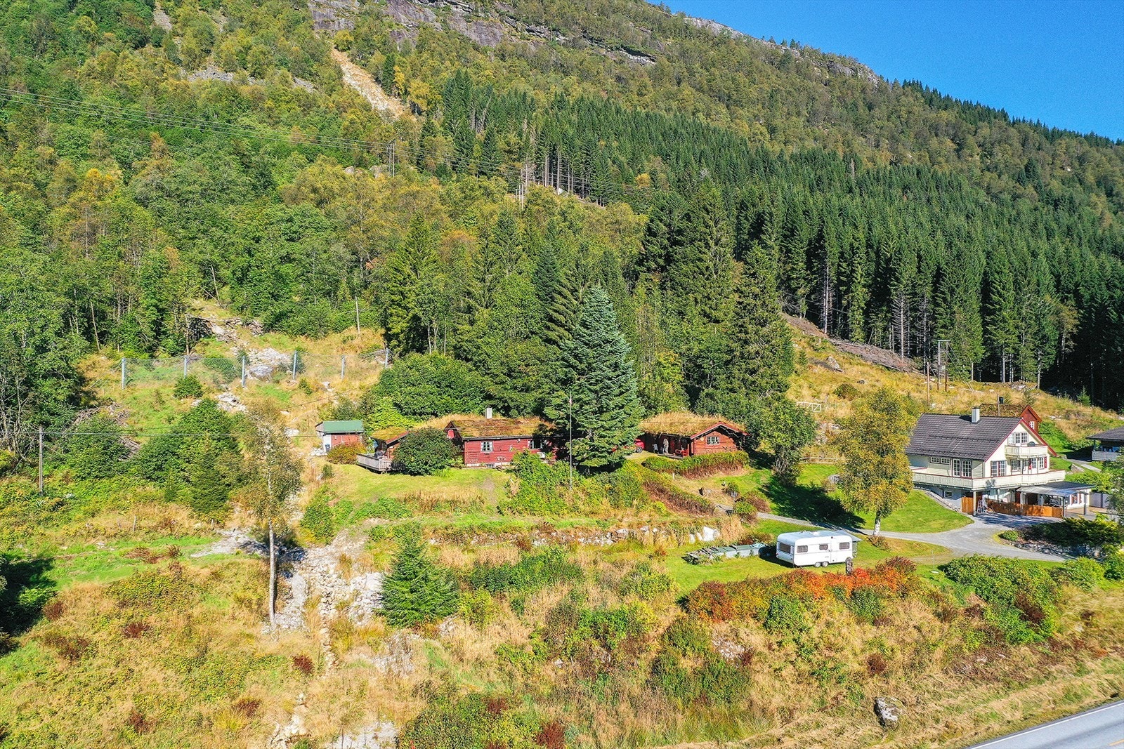 Deler av eiendommen har fått rassikring mot Gygra. Galleribilde