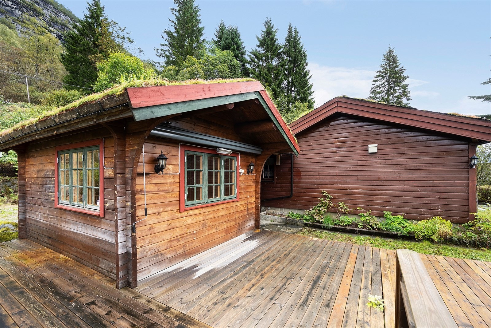 Utenfor annekset er det treplatting med plass til utemøbler. Galleribilde