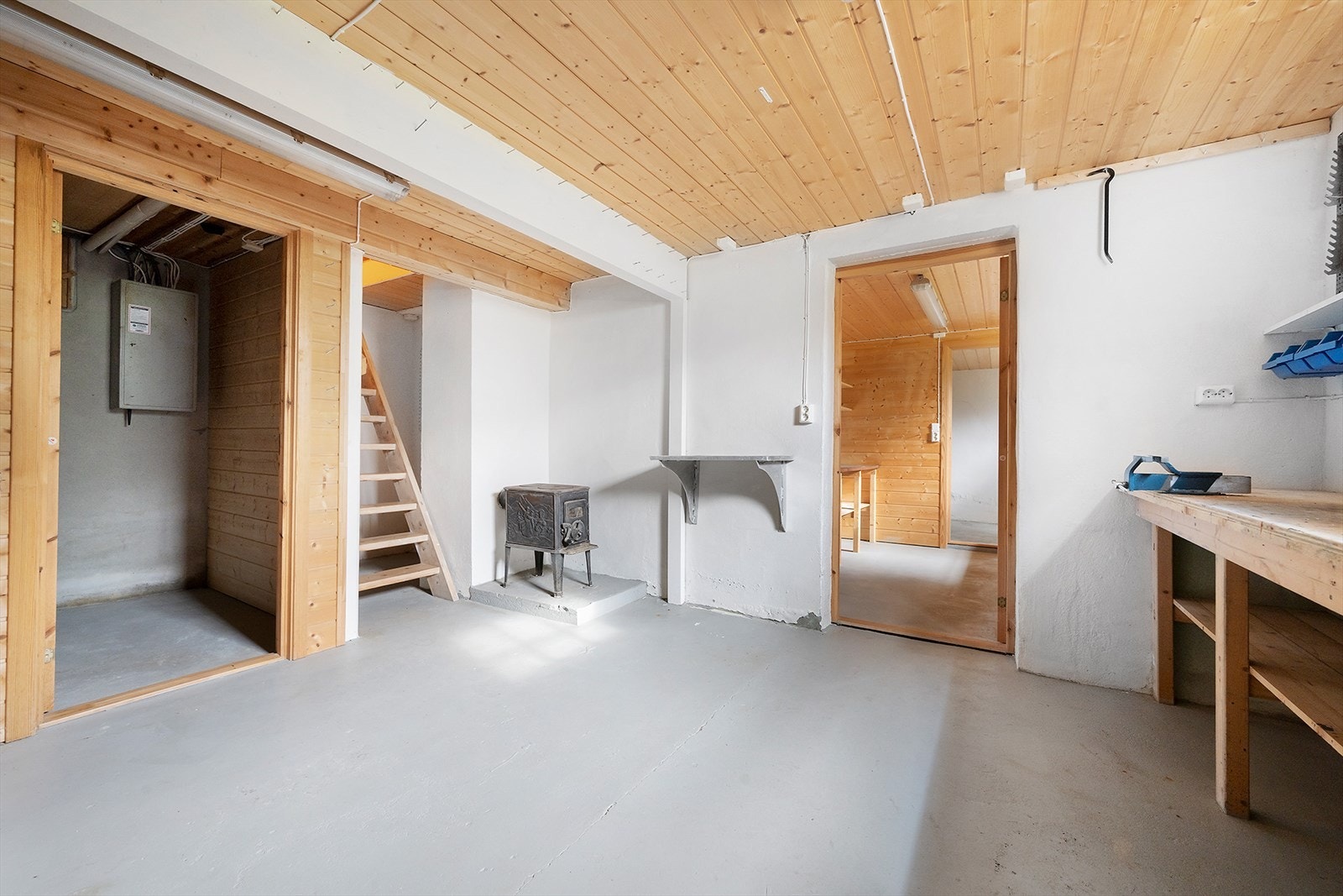 Under huset er det kjeller med vedovn, utslagsvask og sikringsskap. Galleribilde